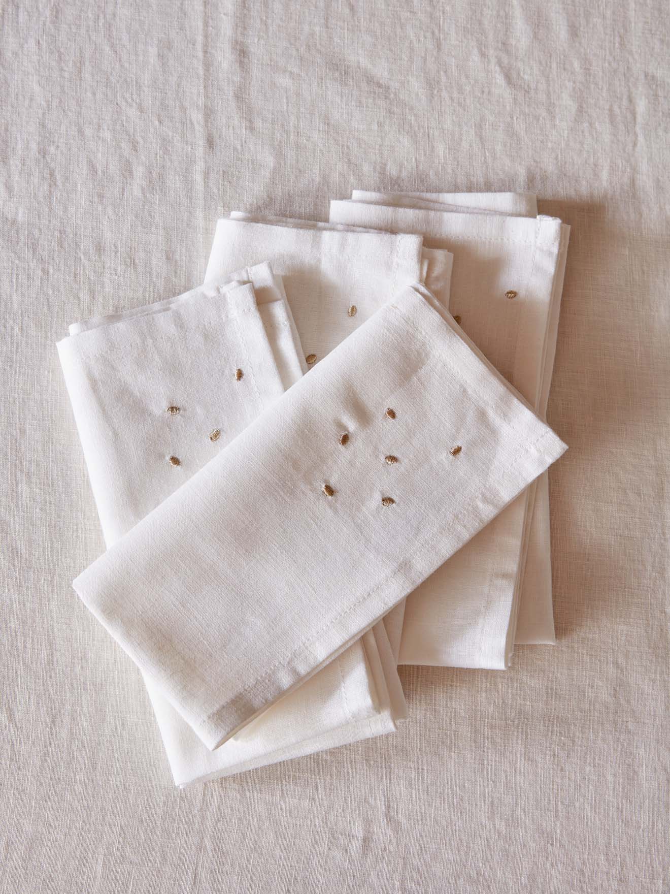 Tischdecke aus Baumwolle und Viskose mit goldfarbenen Tupfen im 4er-Set