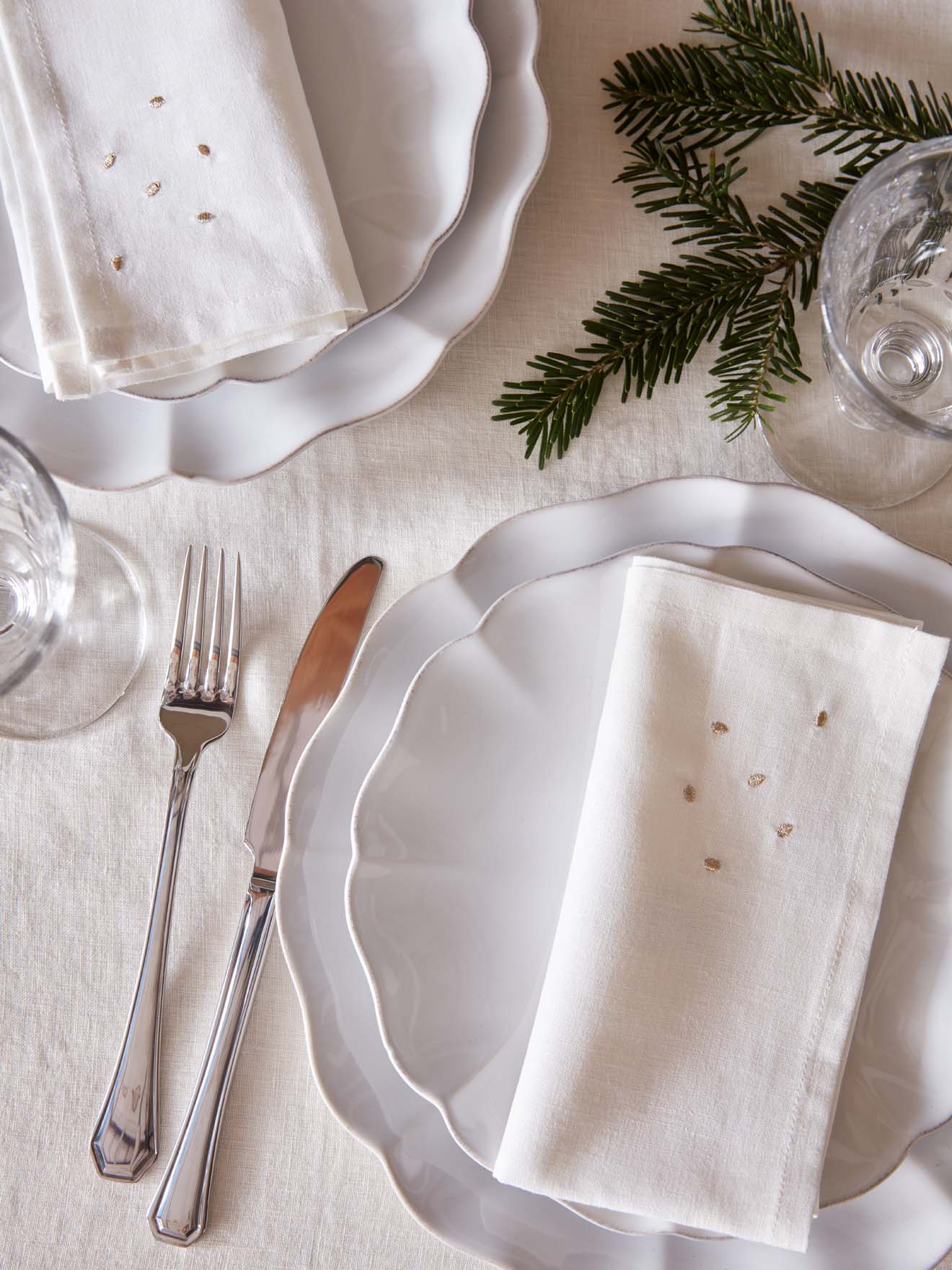 Tischdecke aus Baumwolle und Viskose mit goldfarbenen Tupfen im 4er-Set