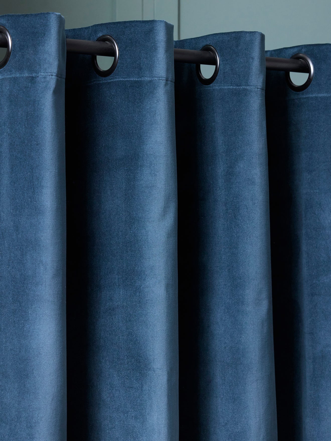 Rideau en velours ras à oeillets