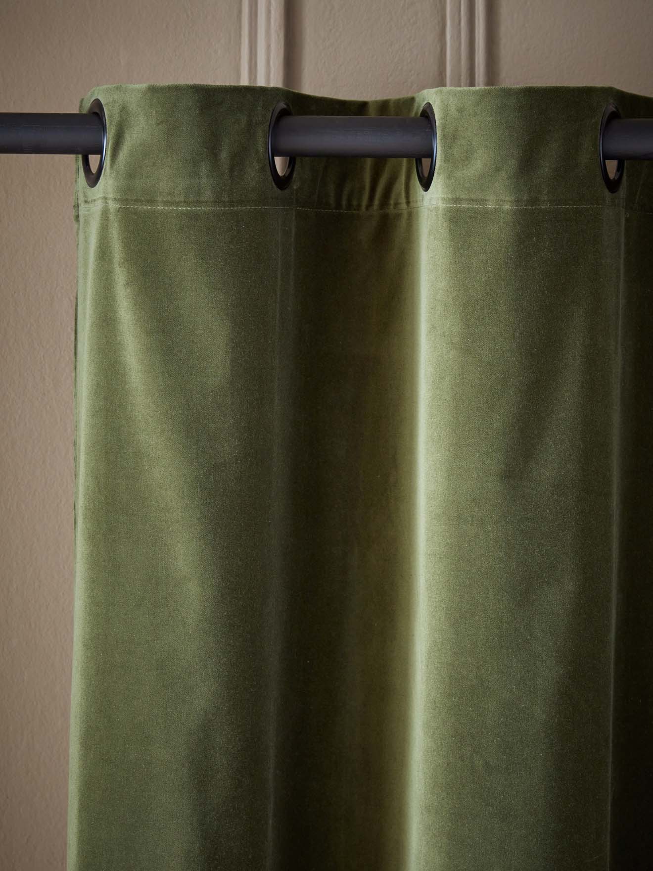 Rideau en velours ras à oeillets