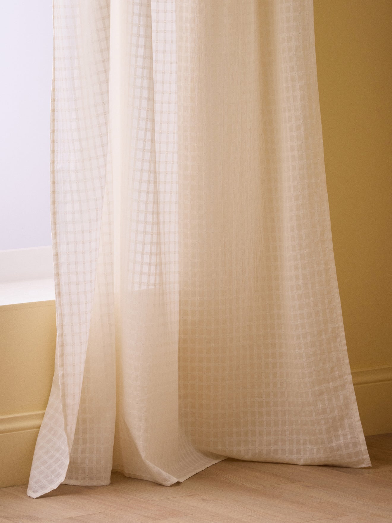 Stoffbahn aus Voile mit Ton-in-Ton-Karomuster