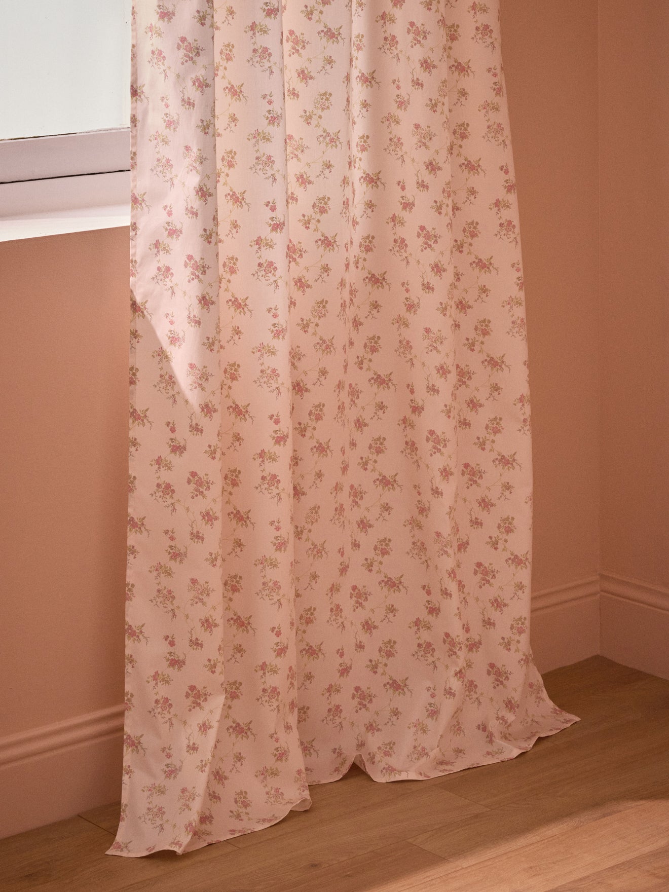 Vorhang aus bedrucktem Baumwoll-Perkal mit rosa Blumenmuster