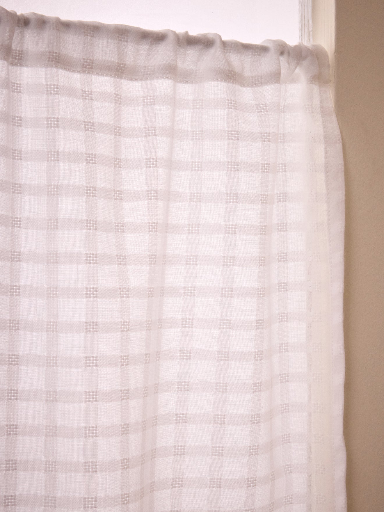 Brise-bise voile motif carreaux ton sur ton