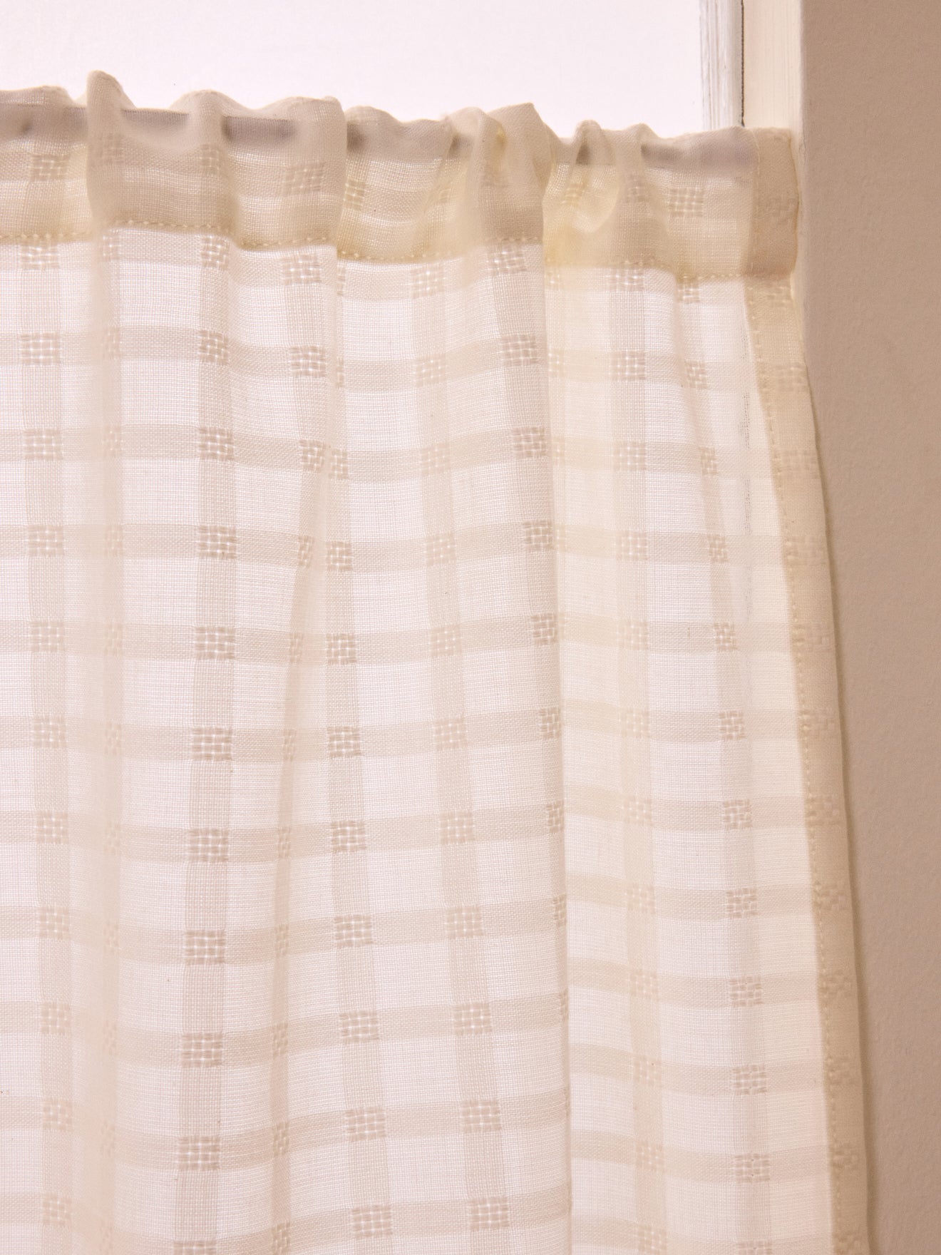 Plumetis-Ton-in-Ton-Scheibengardine