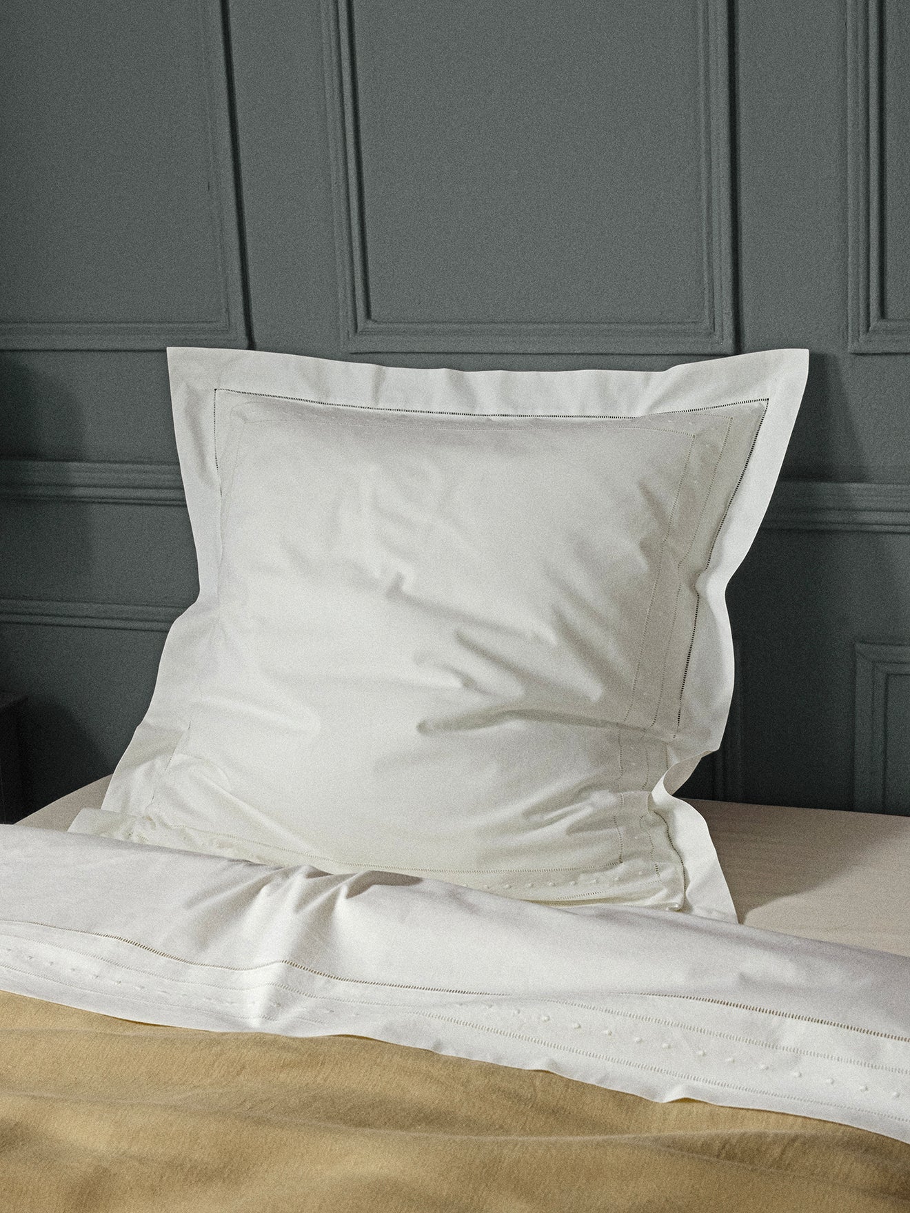 Kissenbezug mit Stickerei aus Baumwollperkal « Aglaé »