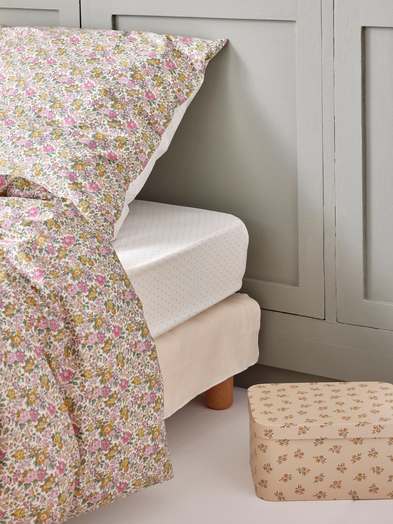 Spannbettlaken aus Baumwolle mit goldfarbenen Tupfen