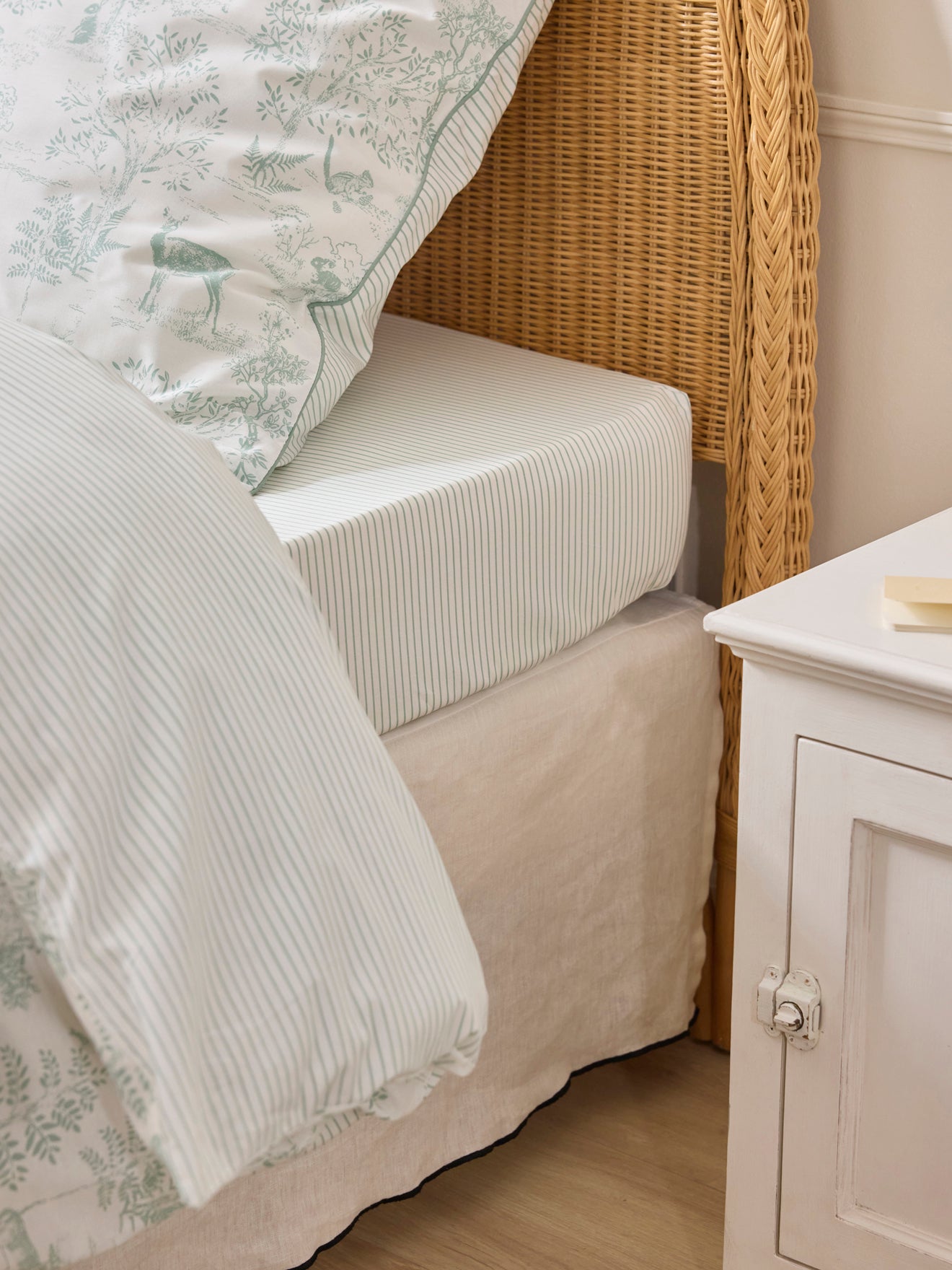 Gestreiftes Spannbettlaken « Esprit petit Jouy »