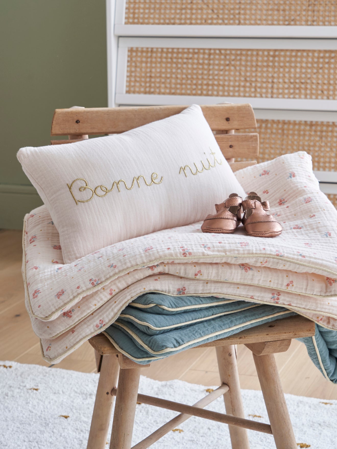 Petit coussin gaze de coton broderie dorée