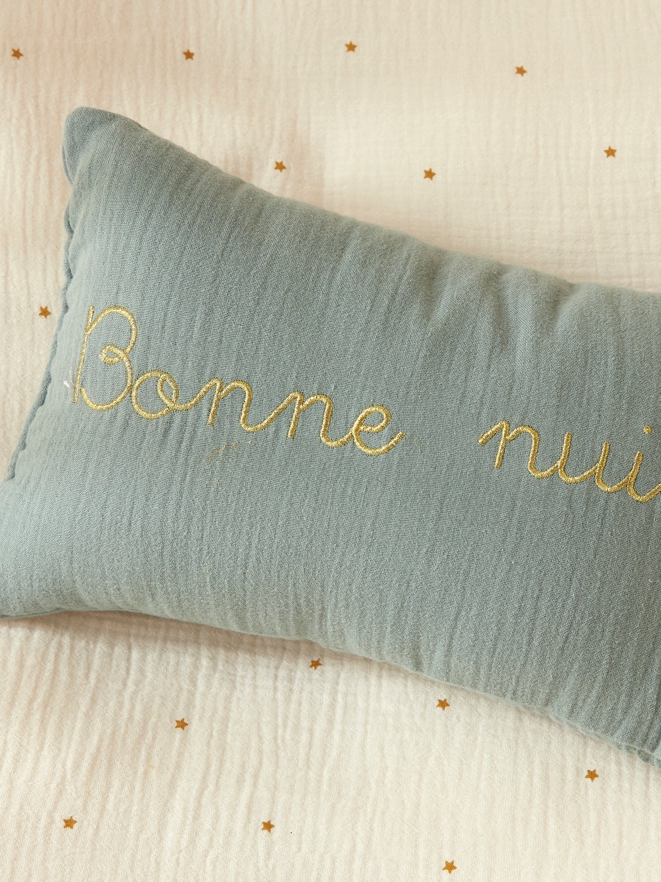 Kleines Kissen aus Baumwoll-Gaze mit goldfarbener Stickerei