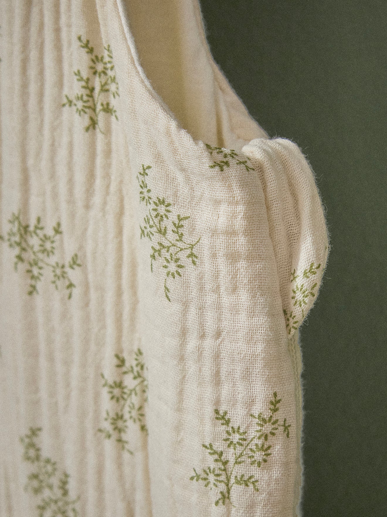 Strampelsack aus leichter Bio-Baumwolle mit goldfarbener Stickerei