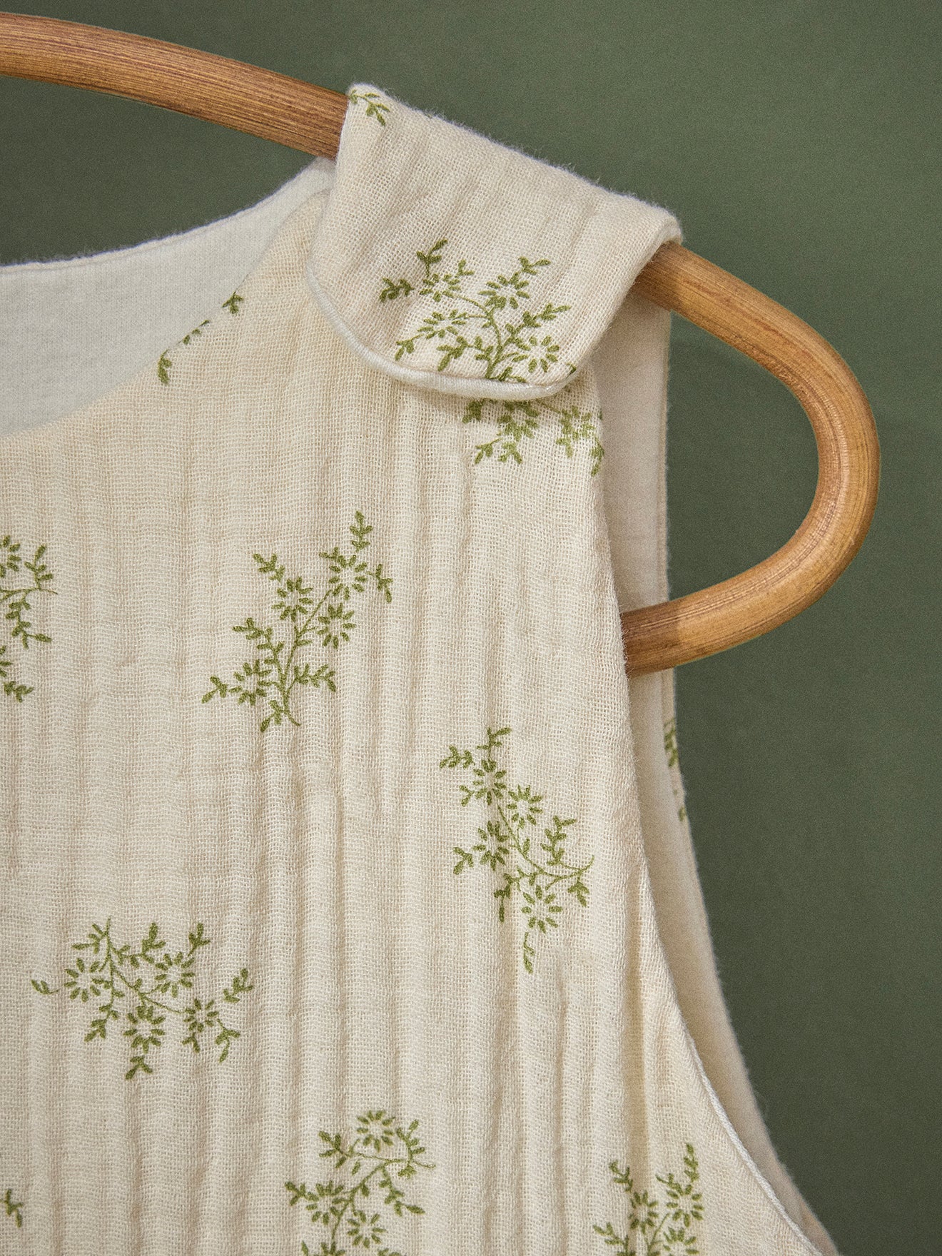 Strampelsack aus leichter Bio-Baumwolle mit goldfarbener Stickerei