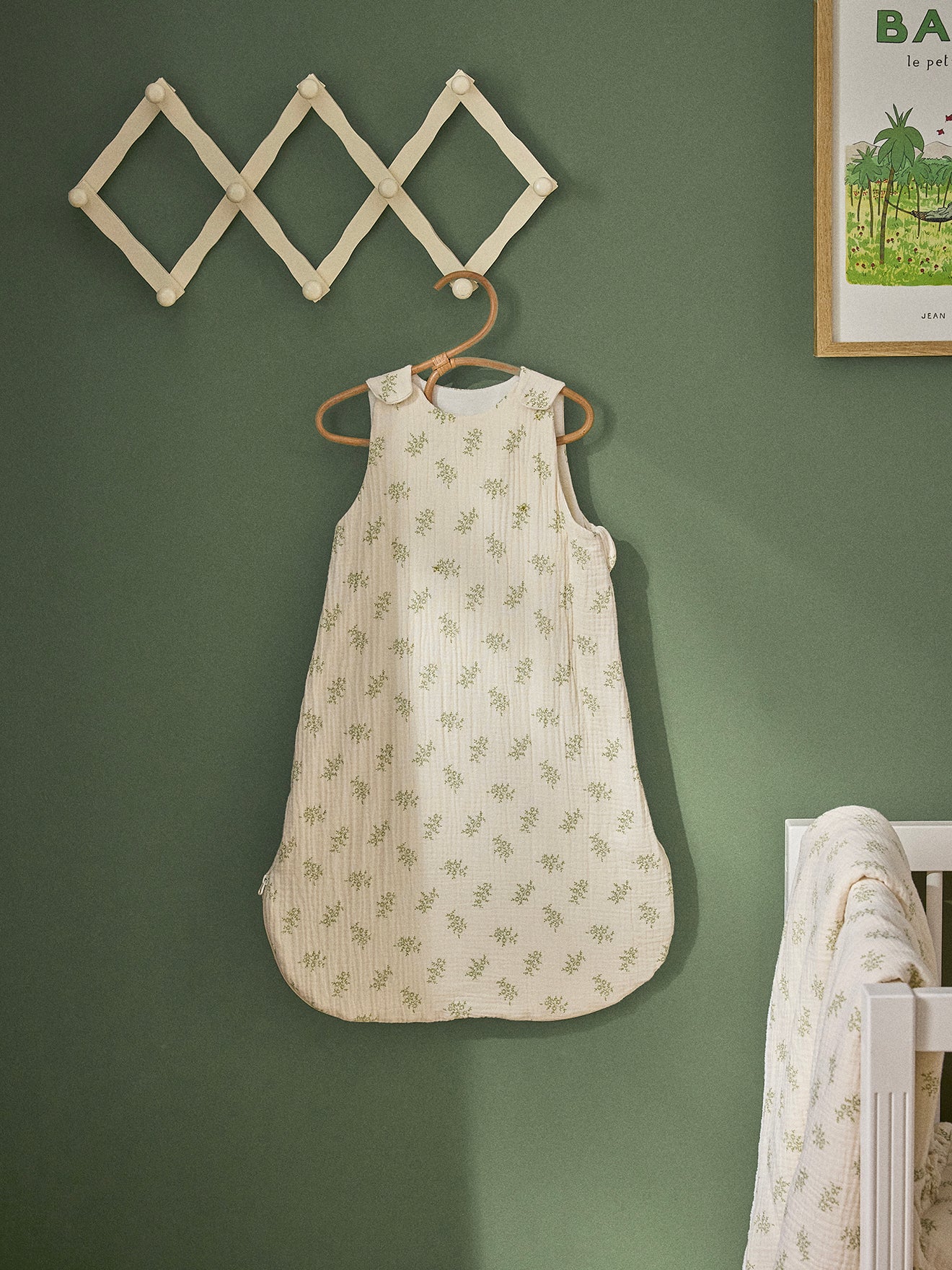 Strampelsack aus leichter Bio-Baumwolle mit goldfarbener Stickerei