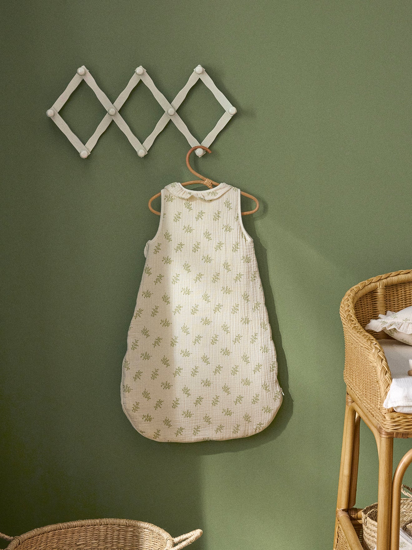 Strampelsack aus Bio-Baumwolle und Gaze, Kragen mit Volants