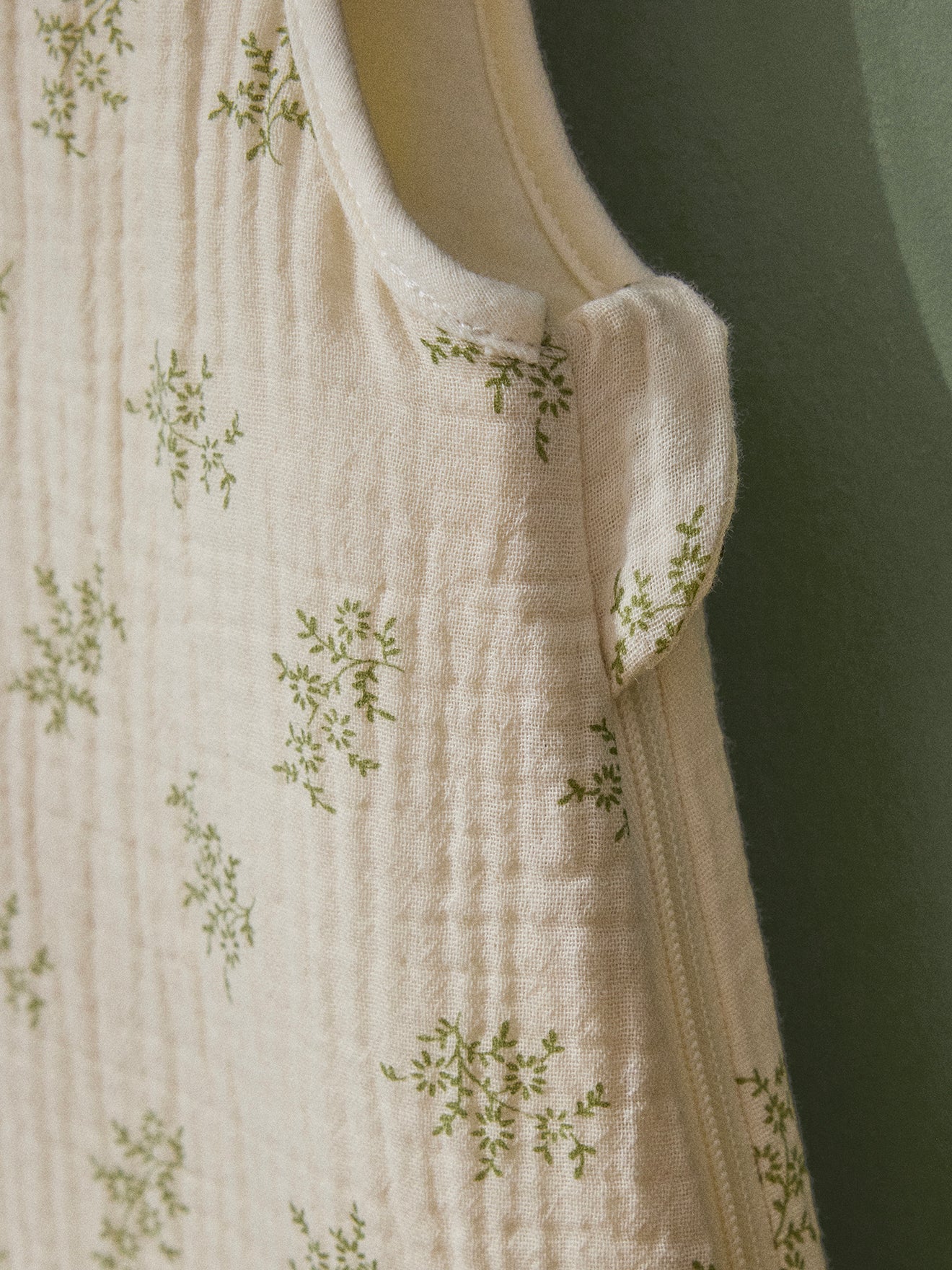 Strampelsack aus Bio-Baumwolle und Gaze, Kragen mit Volants