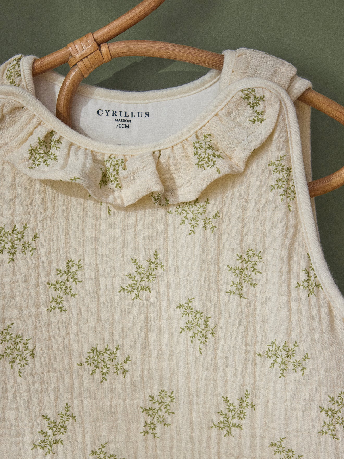 Strampelsack aus Bio-Baumwolle und Gaze, Kragen mit Volants