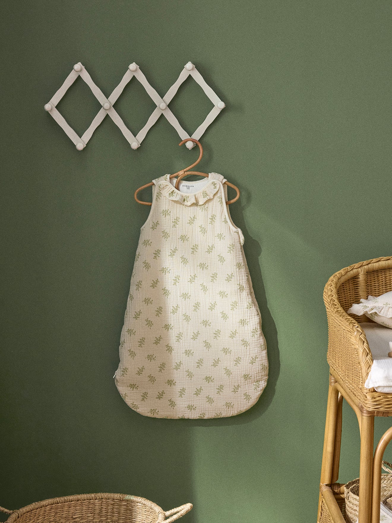 Strampelsack aus Bio-Baumwolle und Gaze, Kragen mit Volants