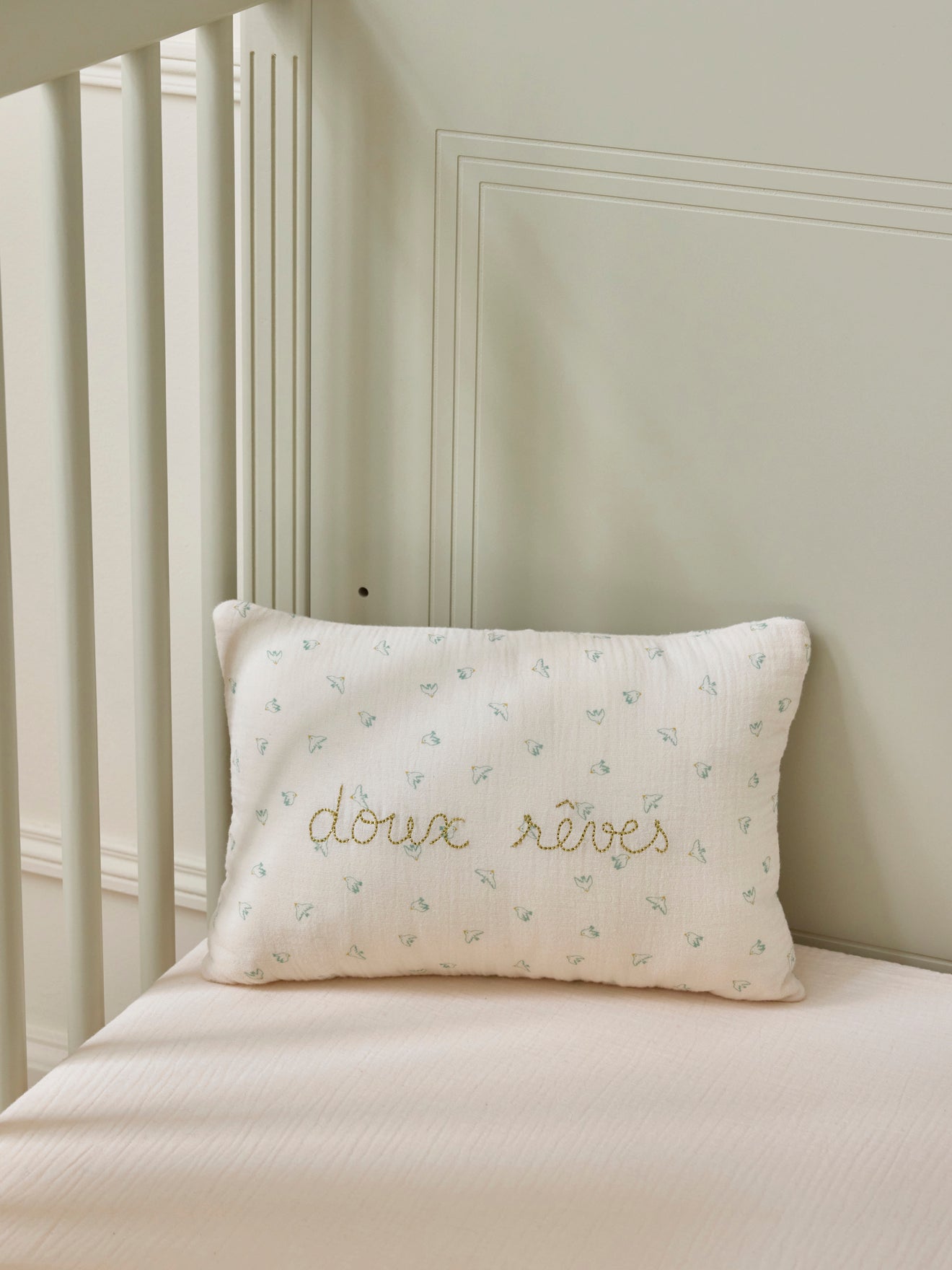 Kleines Kissen aus Baumwoll-Gaze mit Stickerei