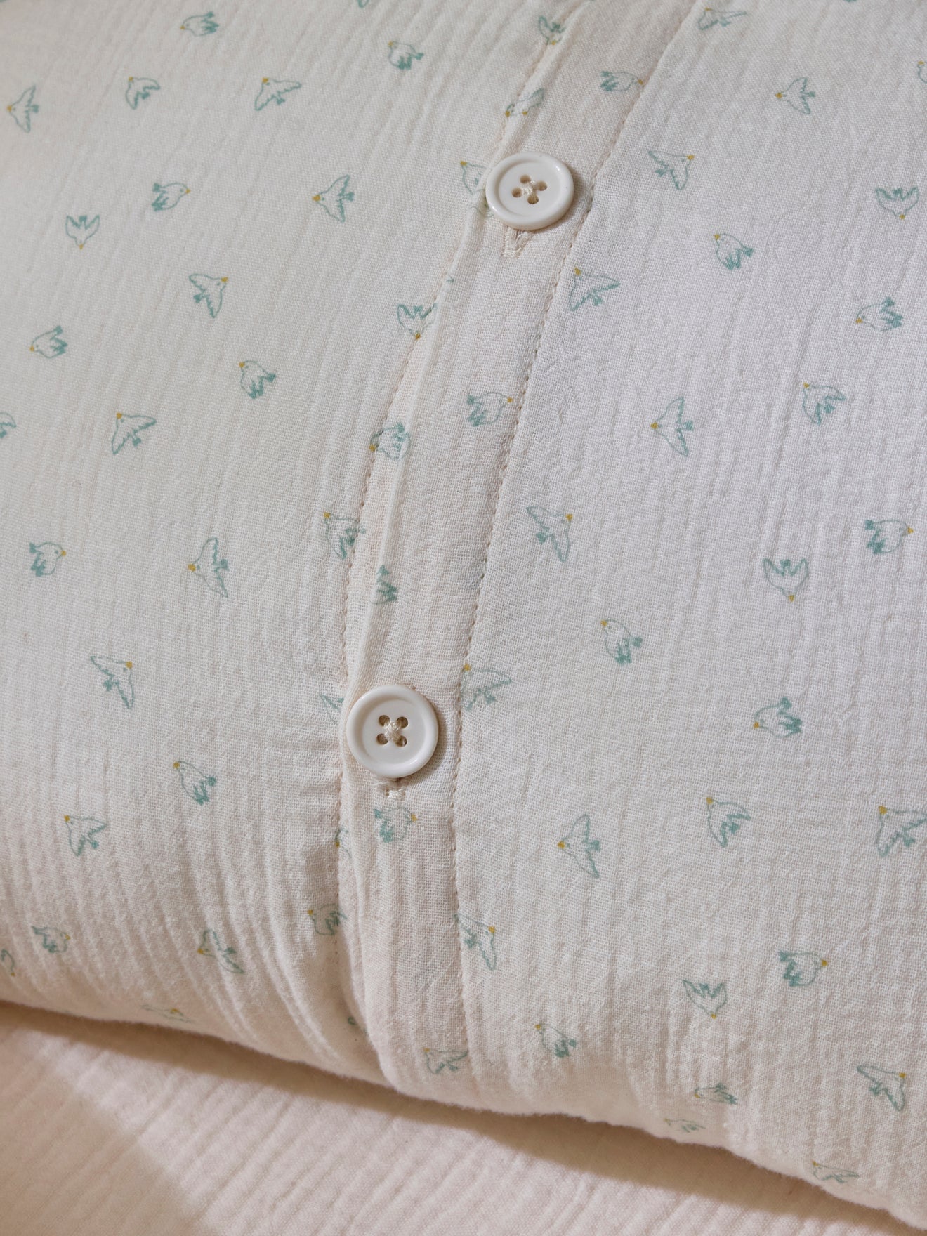 Kissen « mon coeur » aus Baumwollgaze mit Schwalben