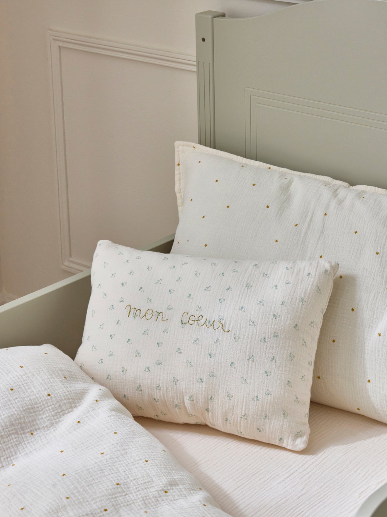 Kissen « mon coeur » aus Baumwollgaze mit Schwalben