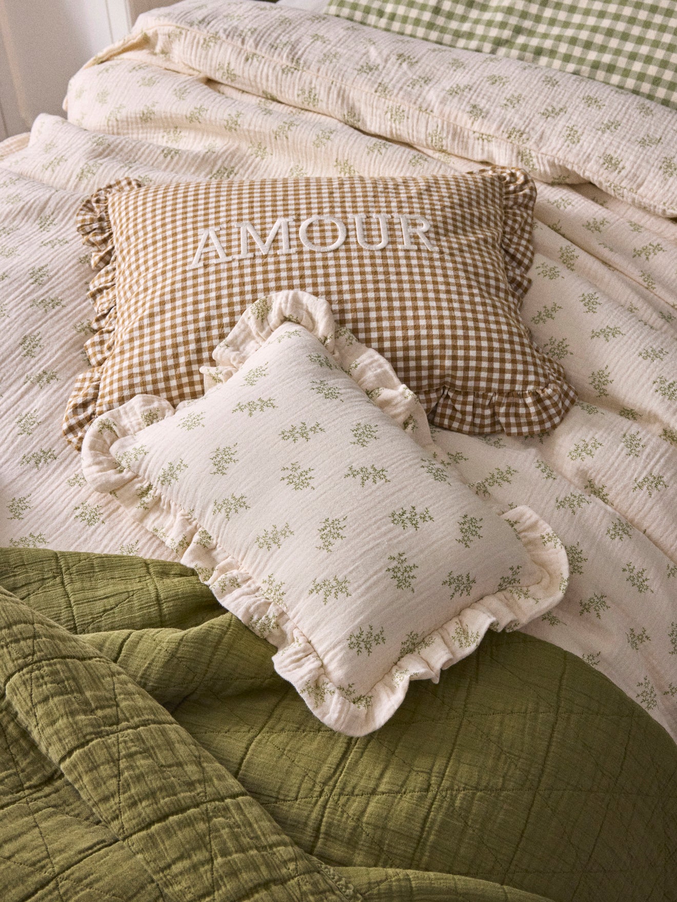 Rüschenkissen aus Baumwoll-Gaze