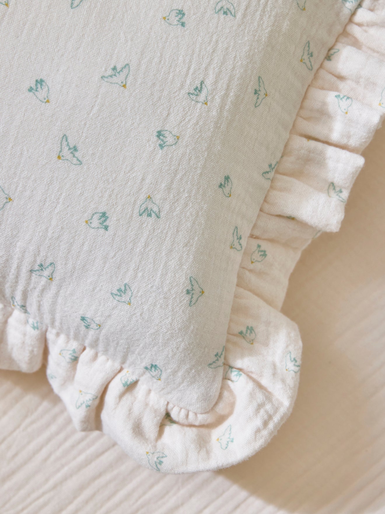 Rüschenkissen aus Baumwoll-Gaze