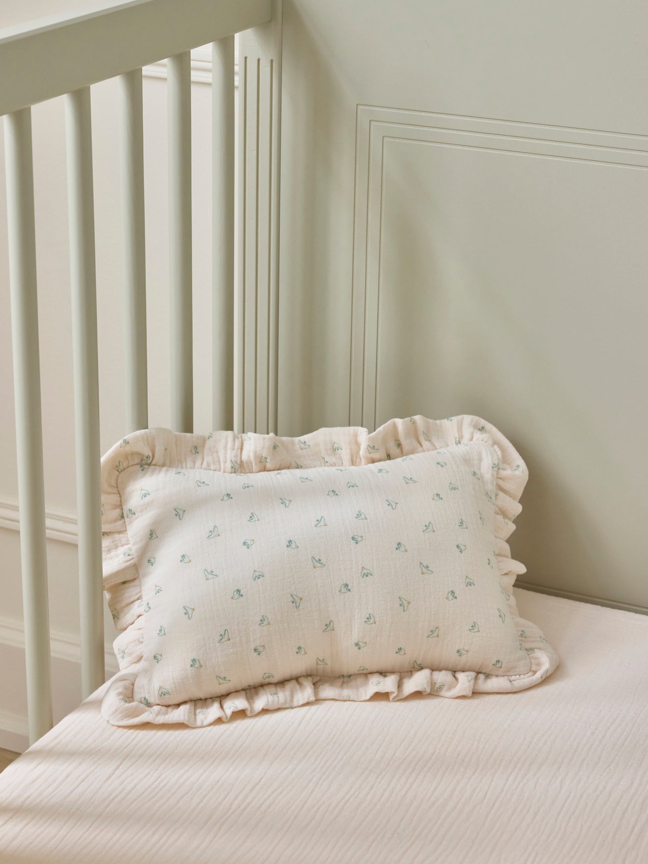 Rüschenkissen aus Baumwoll-Gaze