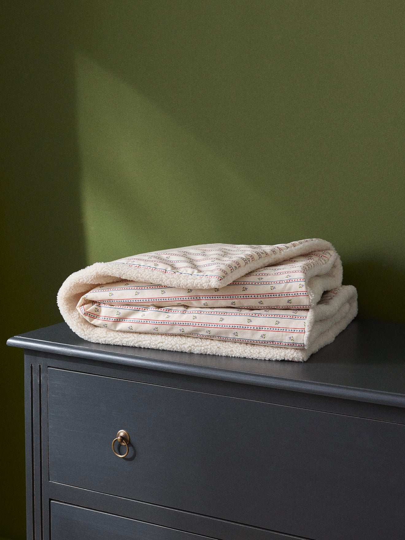 Reversible Sherpa-Decke mit Blumenmuster