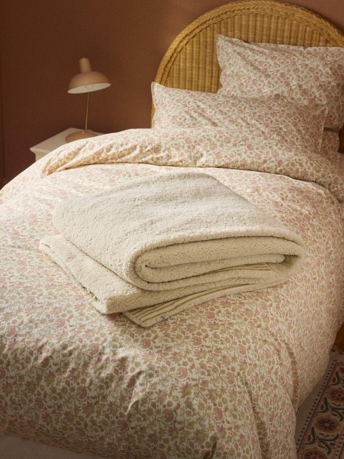 Re reversible Sherpa- und Streifen-Plaid