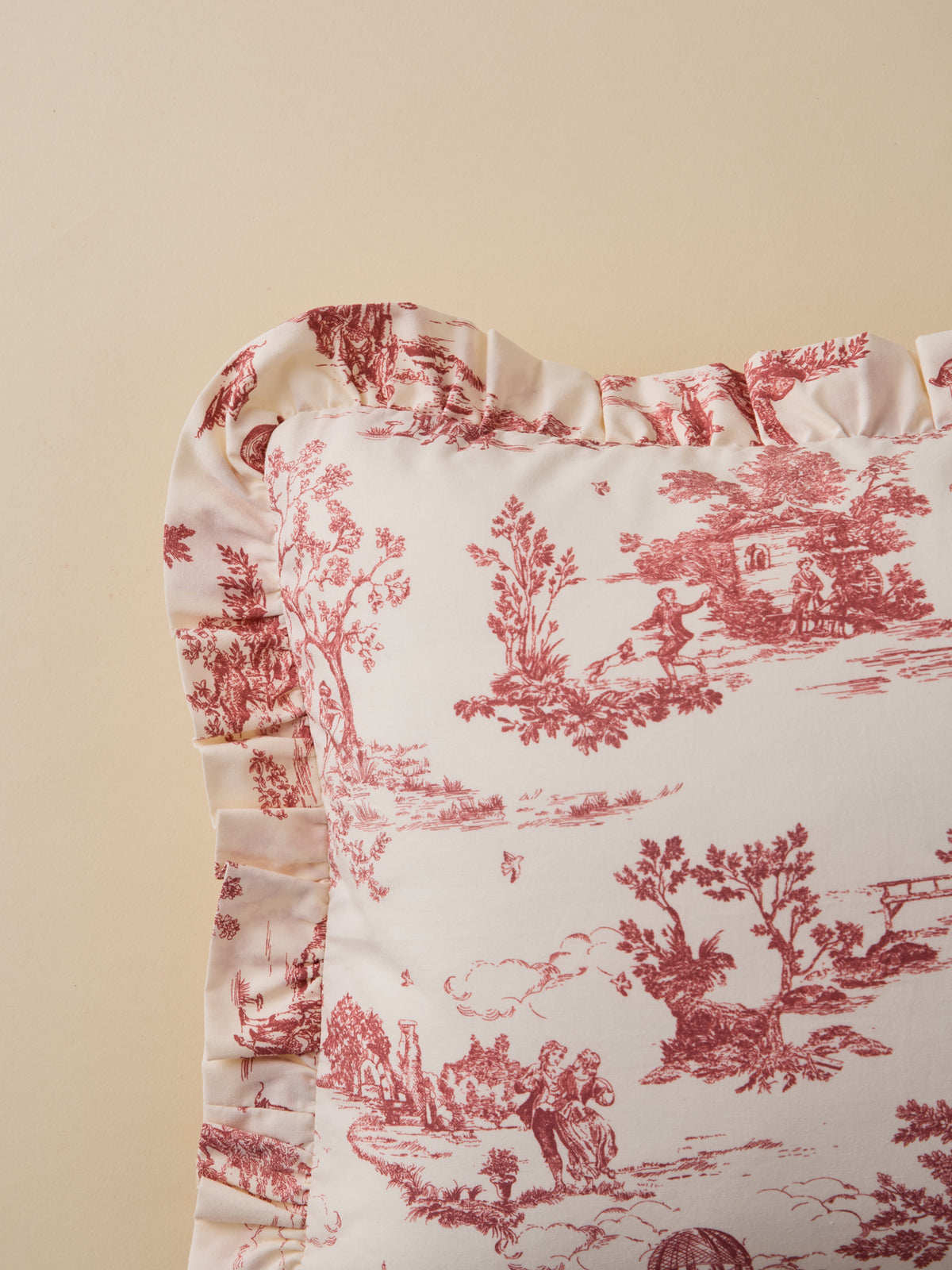 Coussin volanté esprit toile de jouy