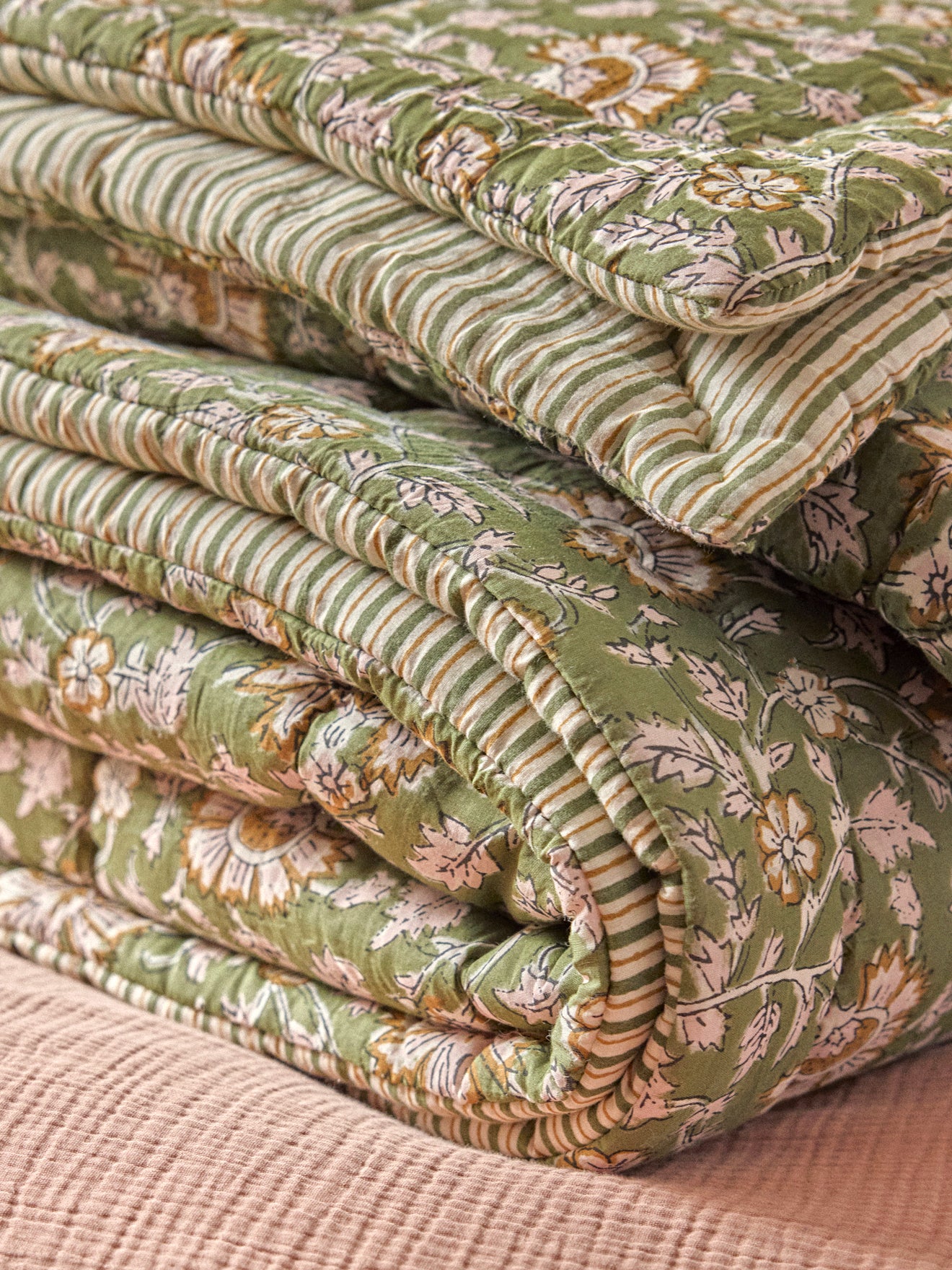 Reversibler Boutis aus indischem Stoff und Streifen