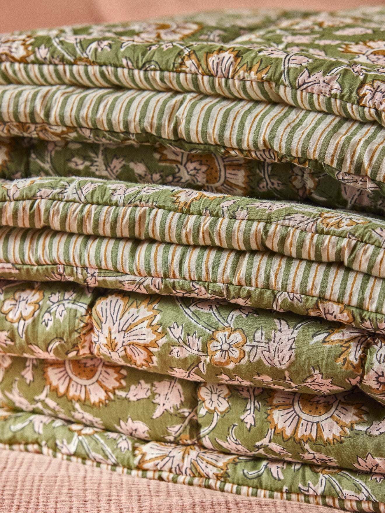 Reversibler Boutis aus indischem Stoff und Streifen