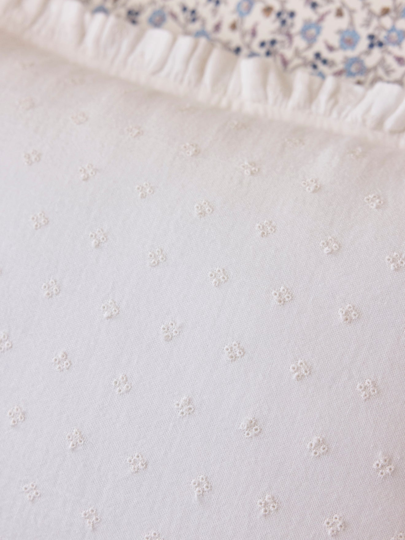 Kissenbezug mit Lochmuster