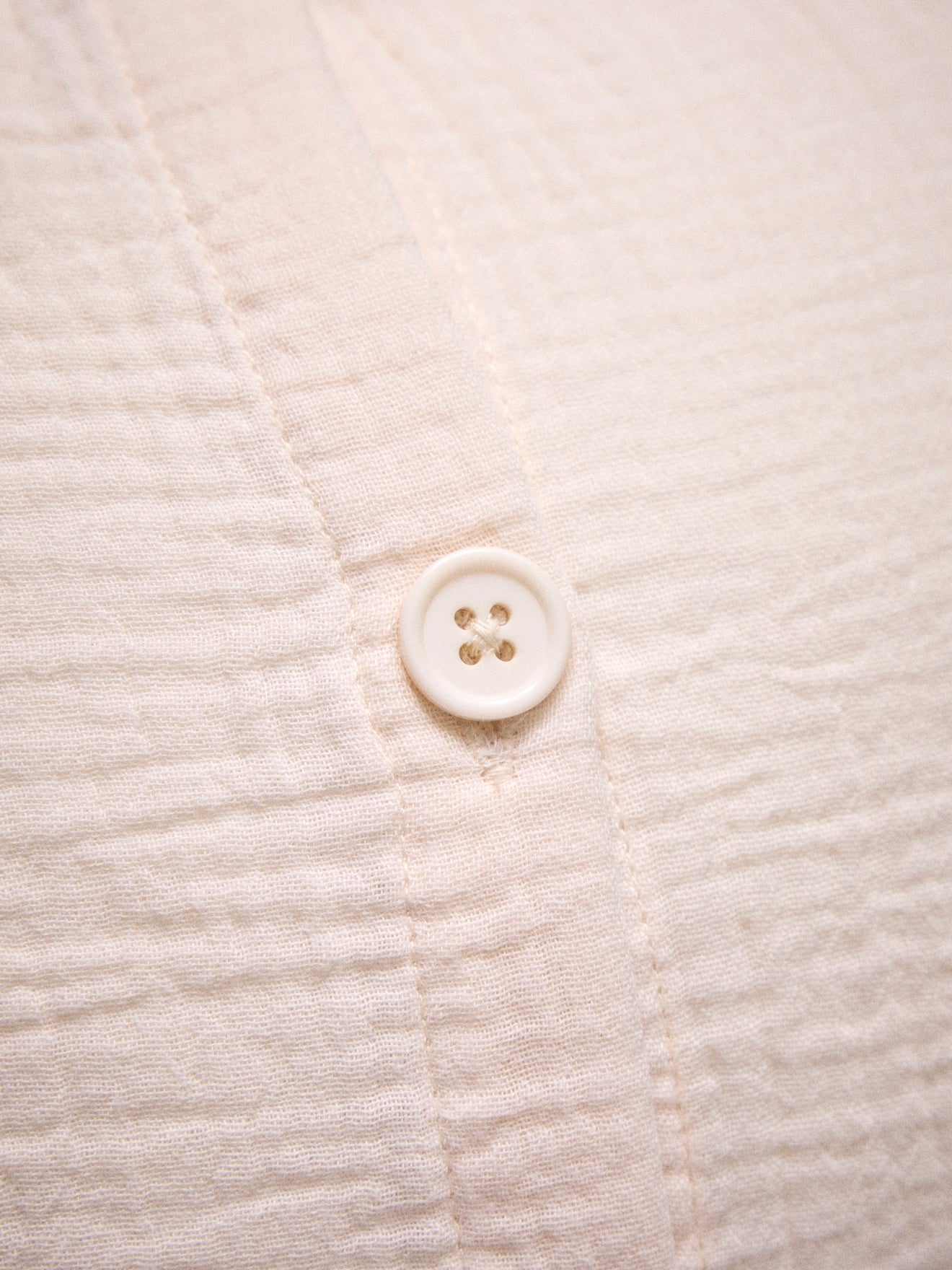 Kissen mit fliegender Mesh und goldener Stickerei