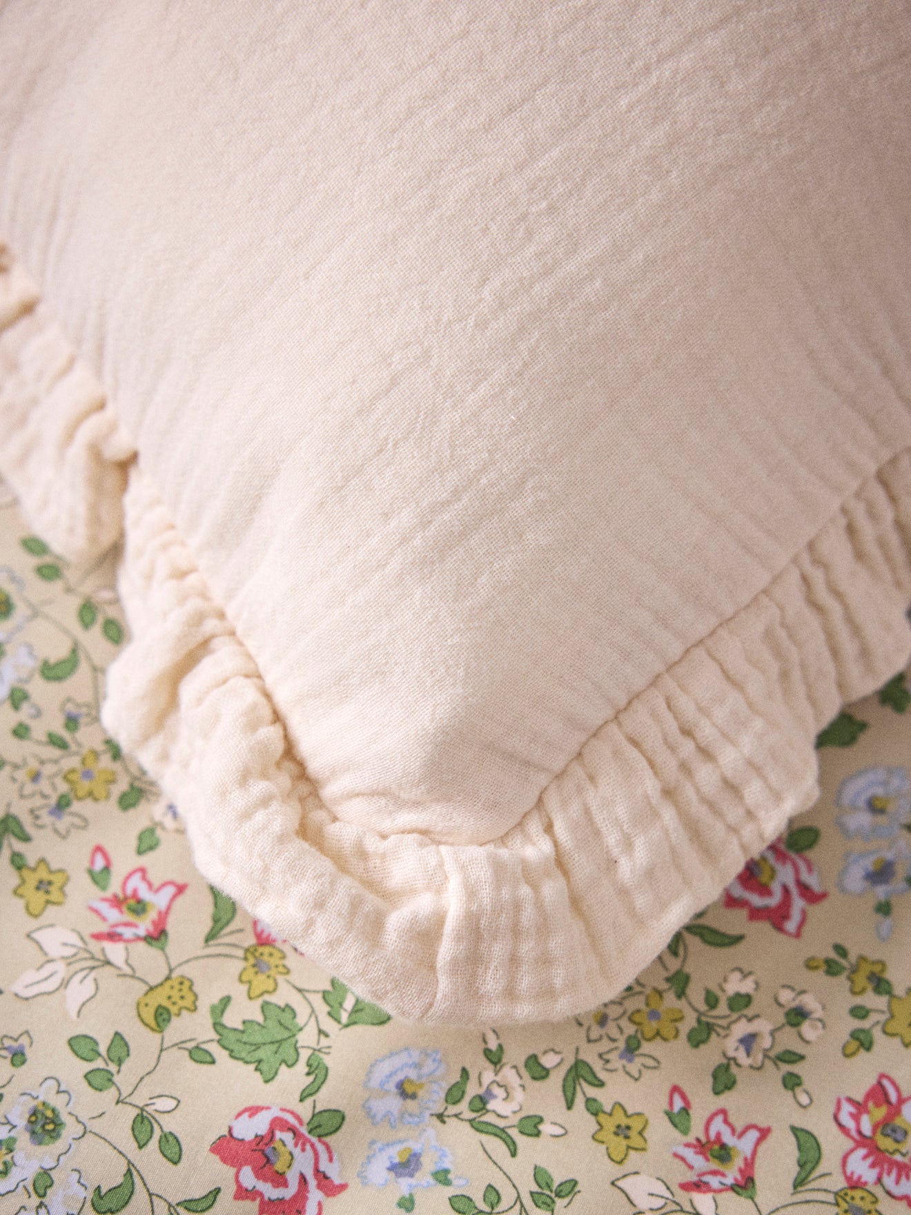 Kissen mit fliegender Mesh und goldener Stickerei