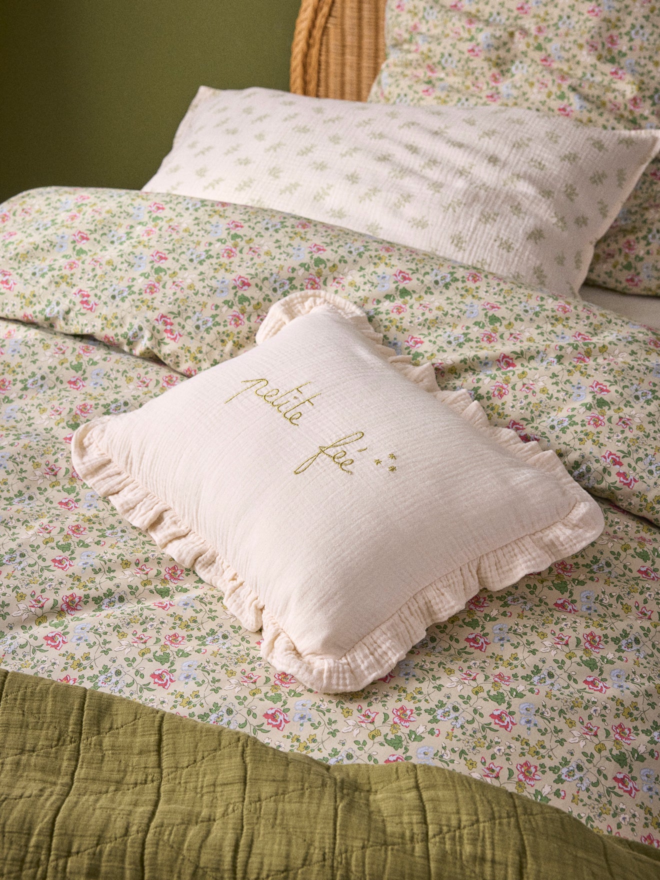 Kissen mit fliegender Mesh und goldener Stickerei