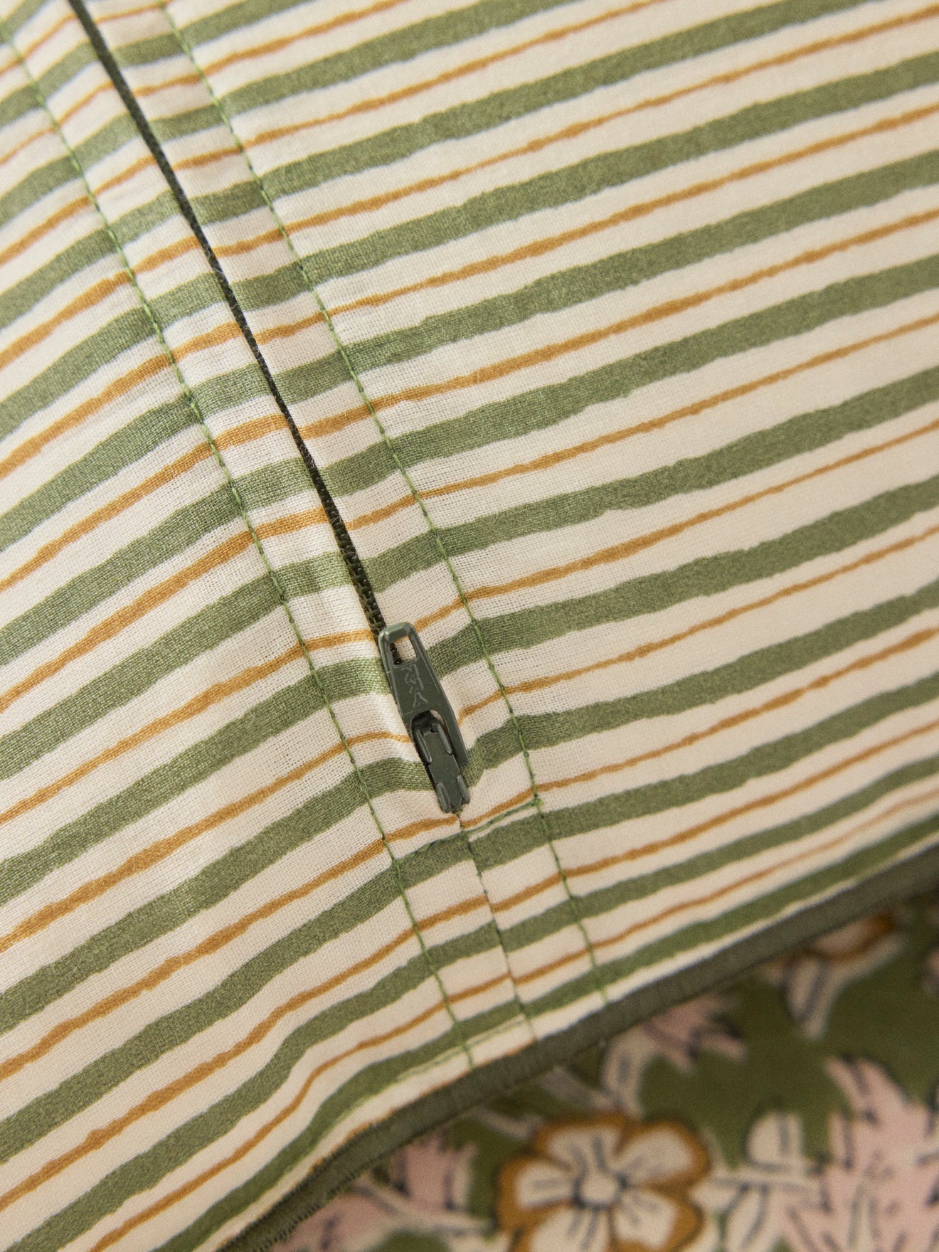 Indische Kissenhülle mit Blumenmuster