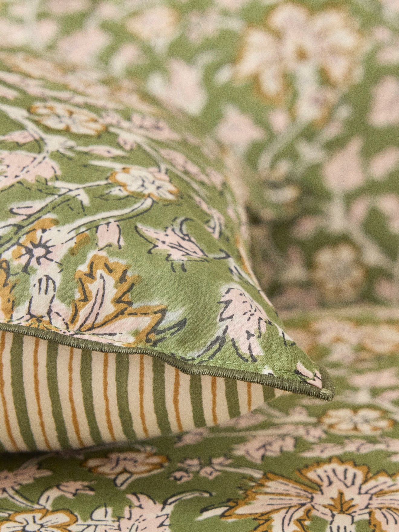 Indische Kissenhülle mit Blumenmuster