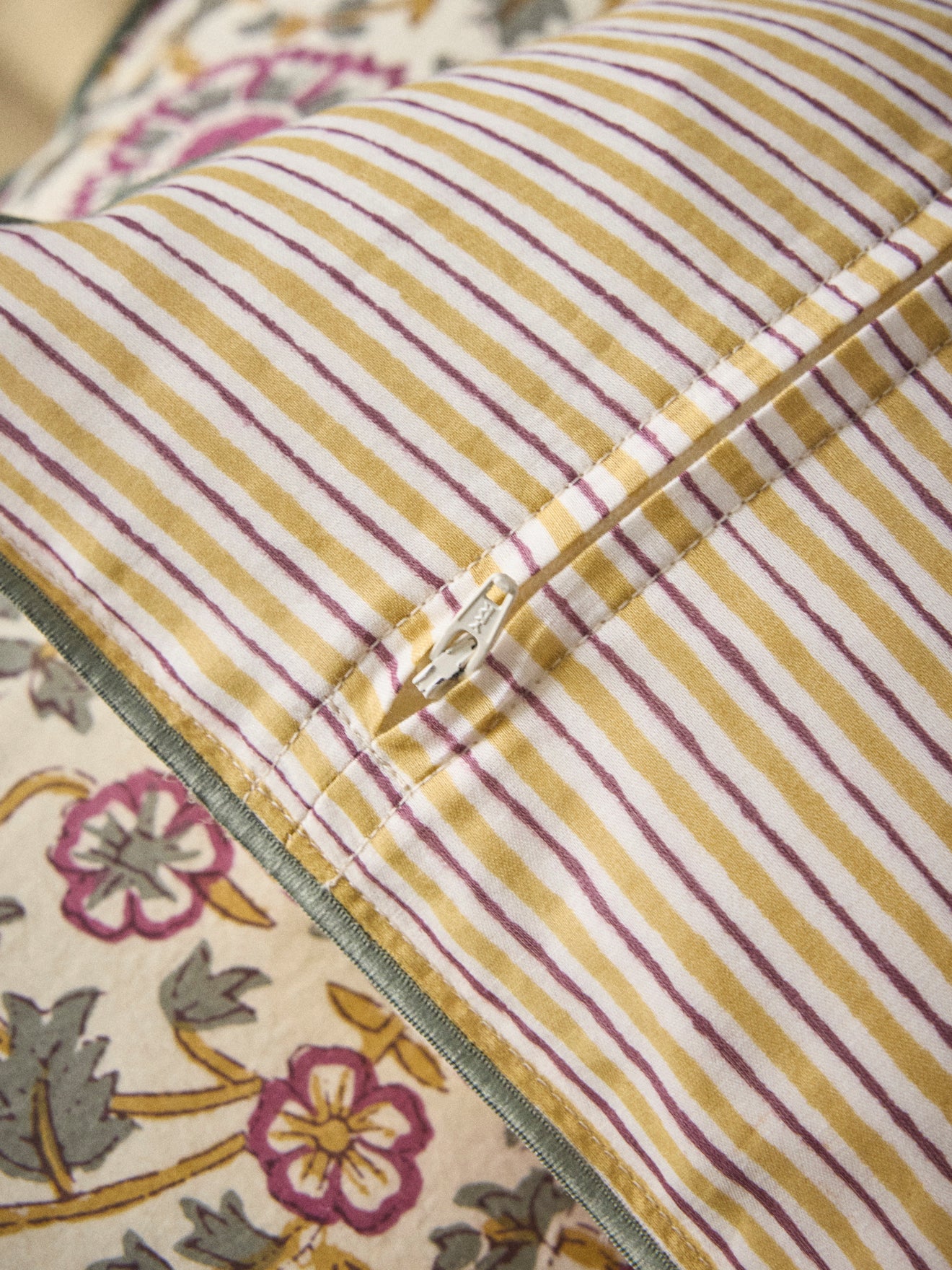 Indische Kissenhülle mit Blumenmuster