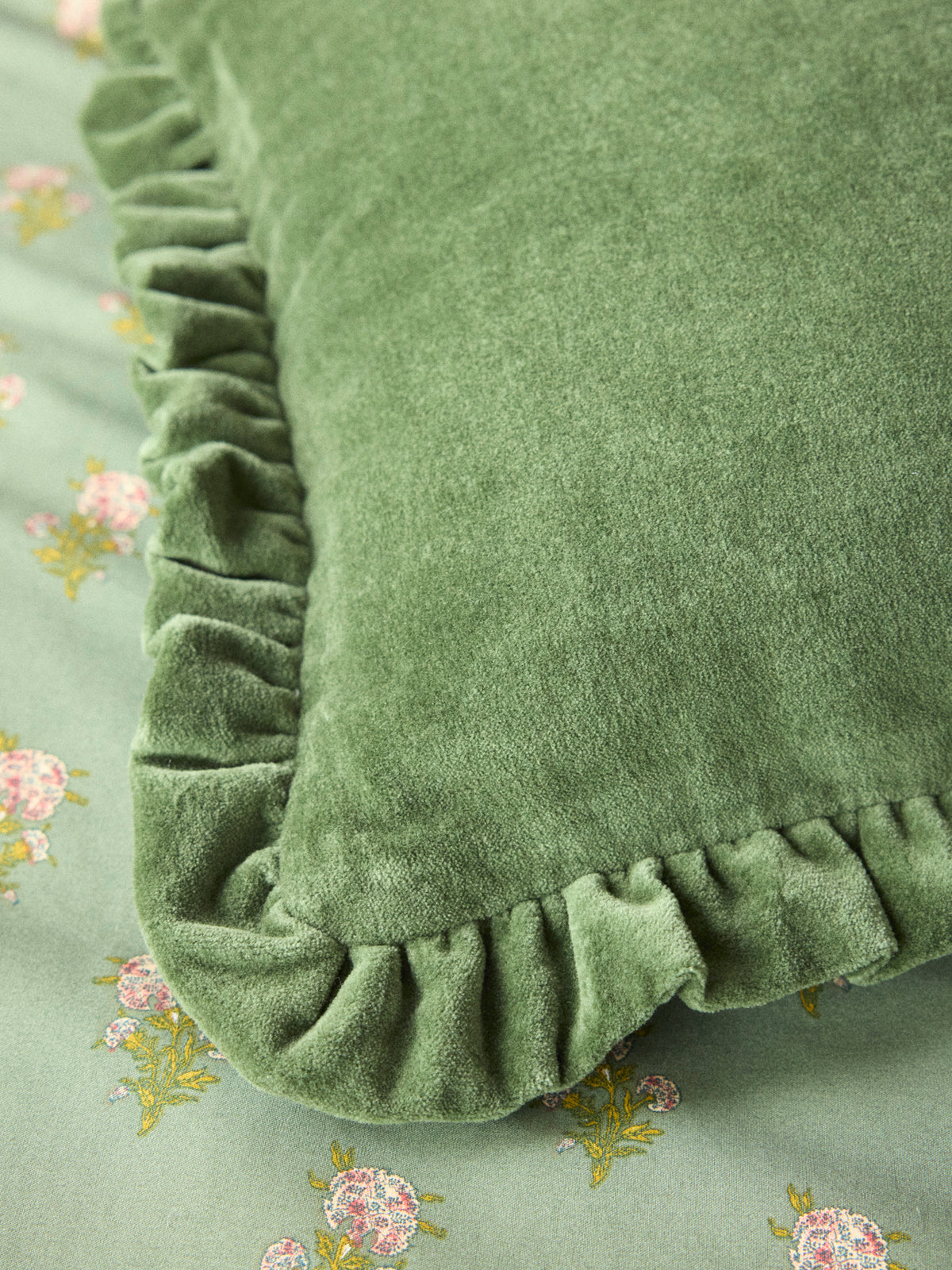 Housse de coussin volantée en velours ras