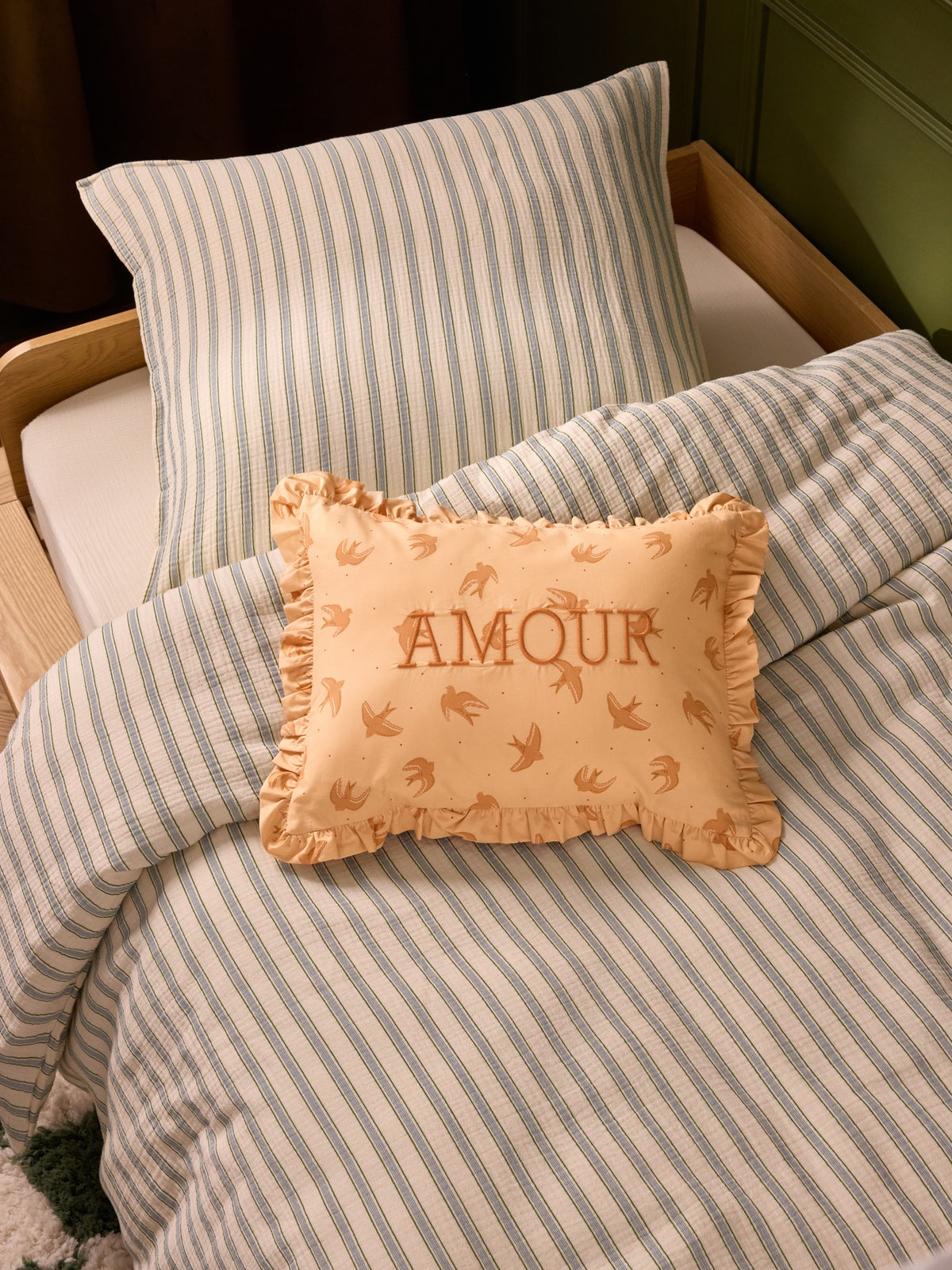 Coussin brodé Amour