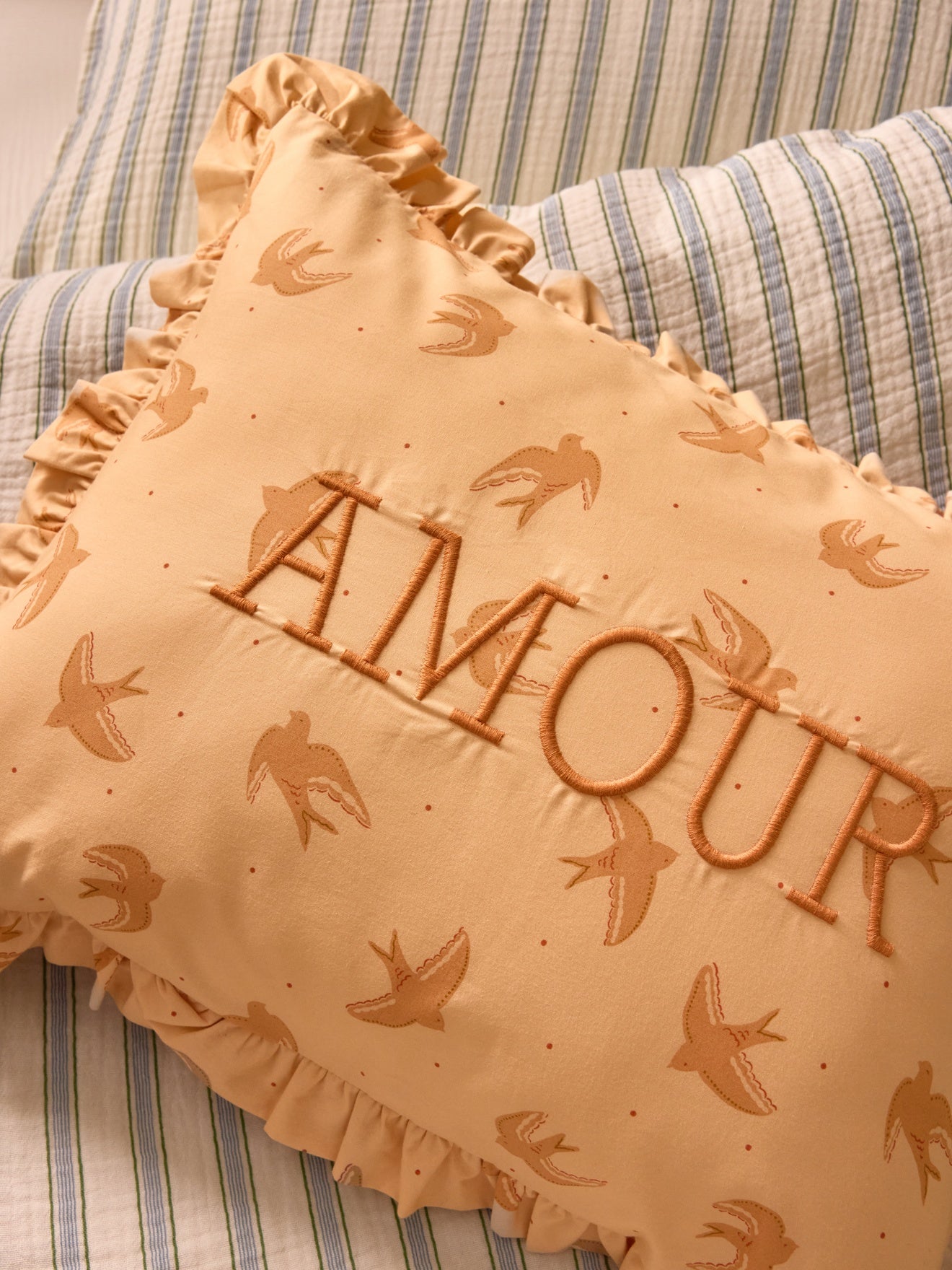Coussin brodé Amour