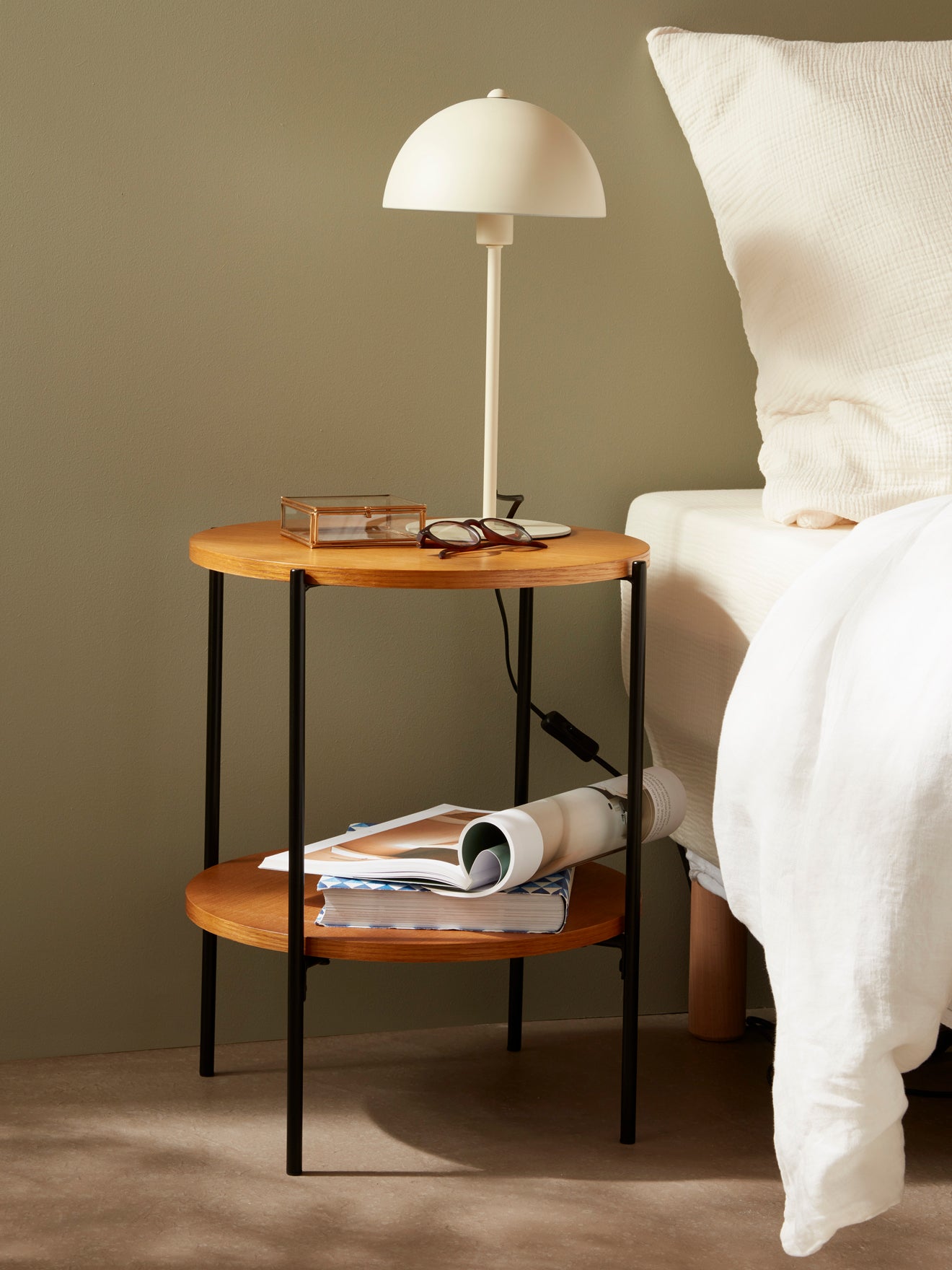 Beistelltisch aus Eichenholz und Metall