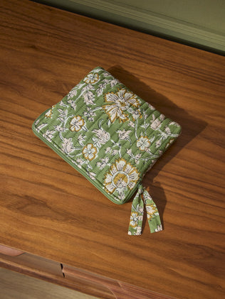 Gewellte Clutch aus indischem Stoff