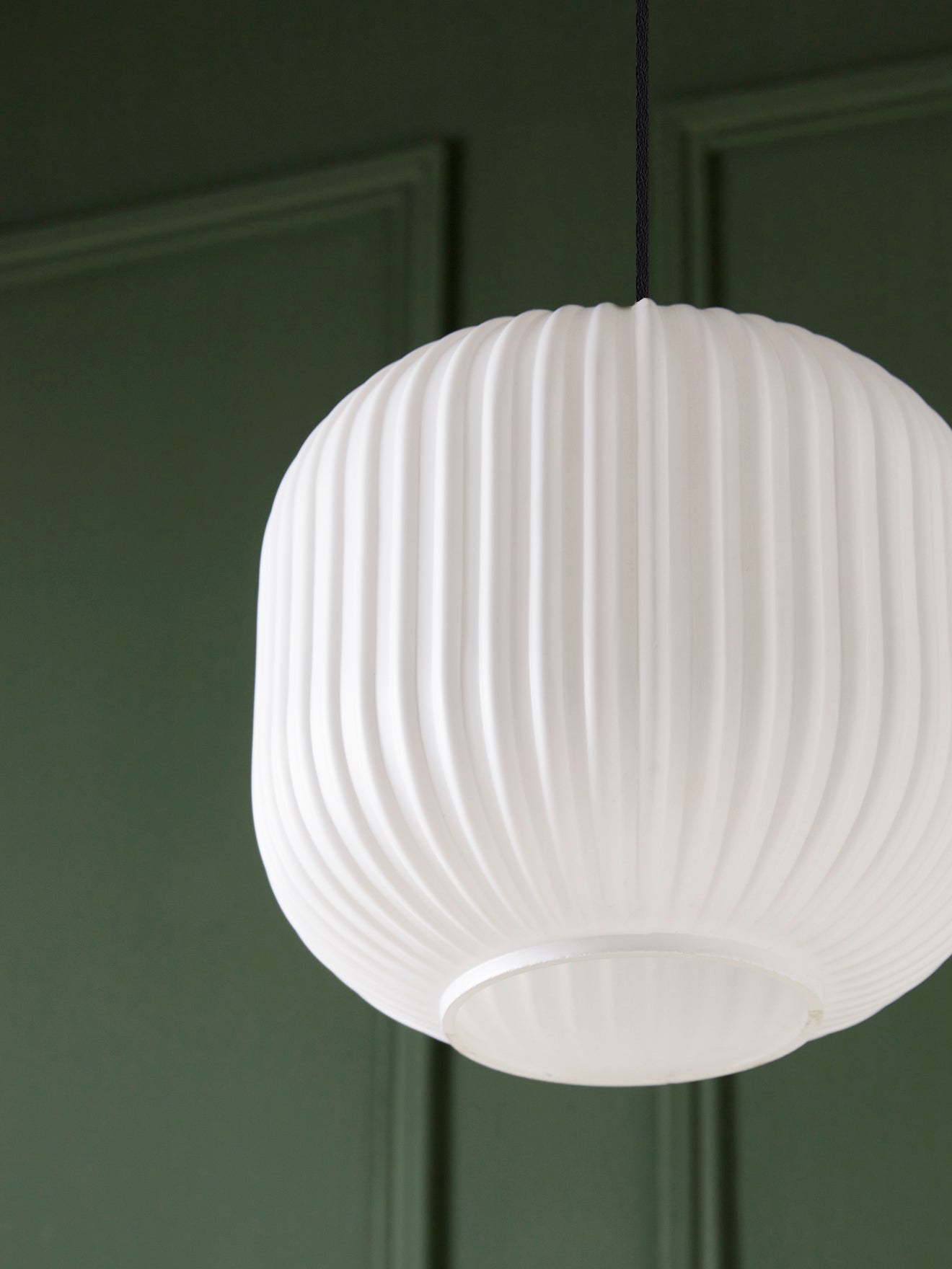 Hängelampe aus geriffeltem Glas