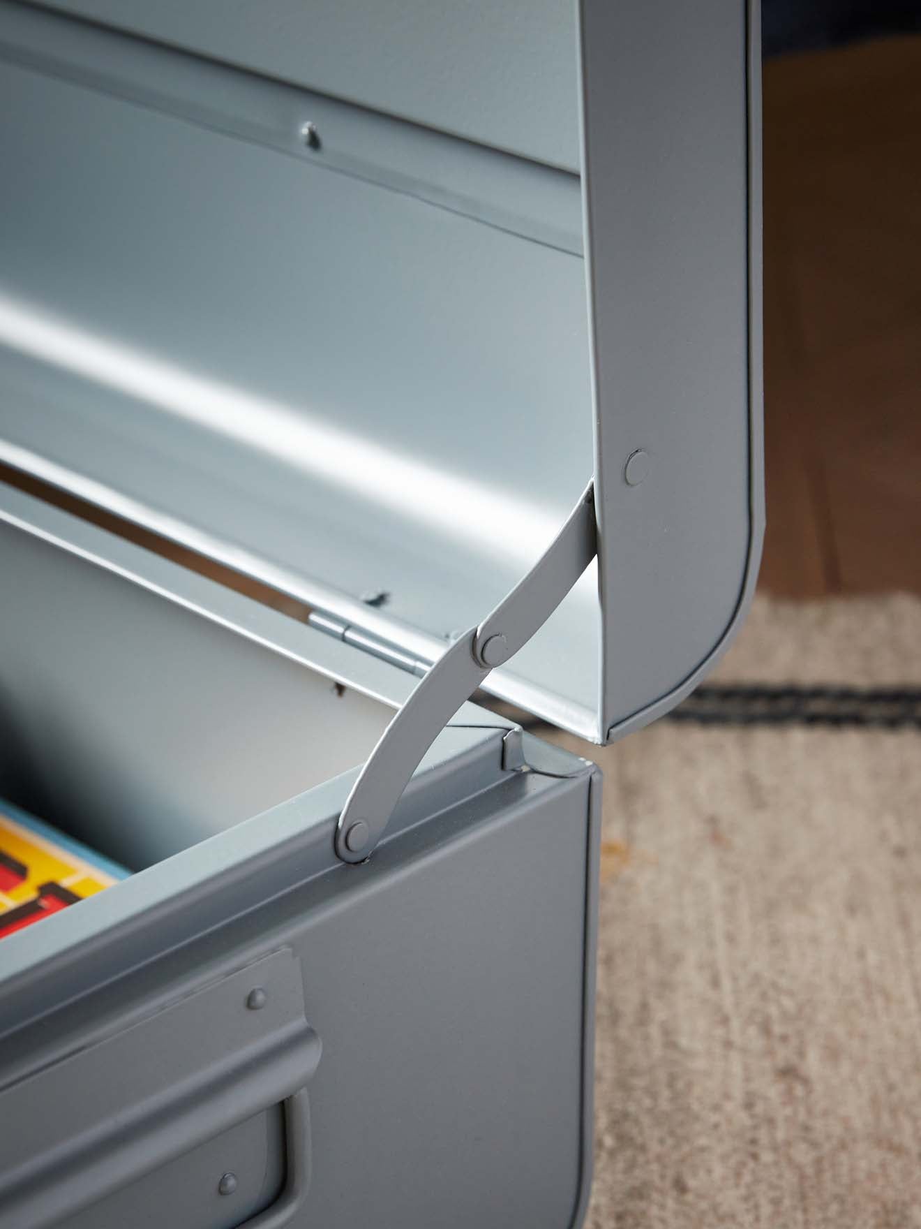 Aufbewahrungstruhe aus Metall