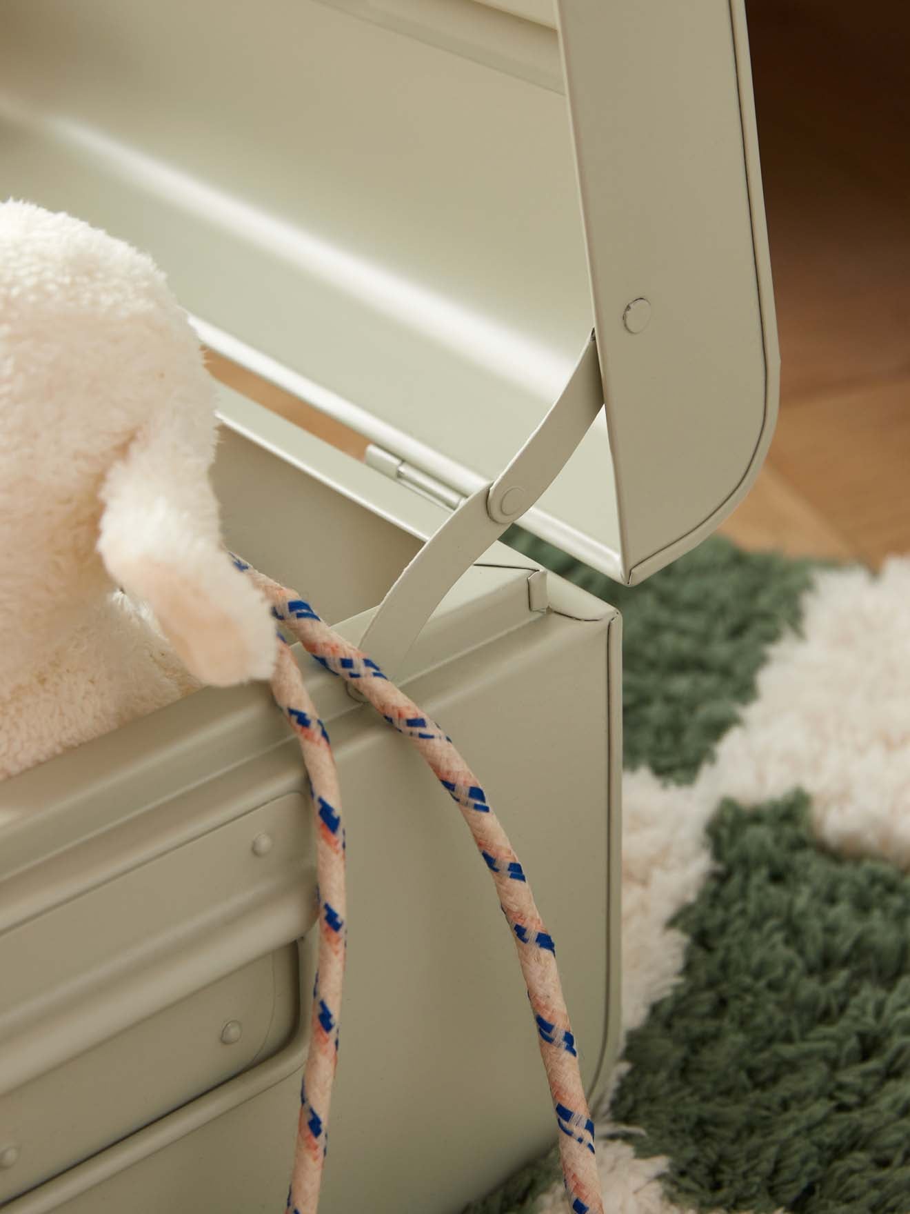 Aufbewahrungstruhe aus Metall