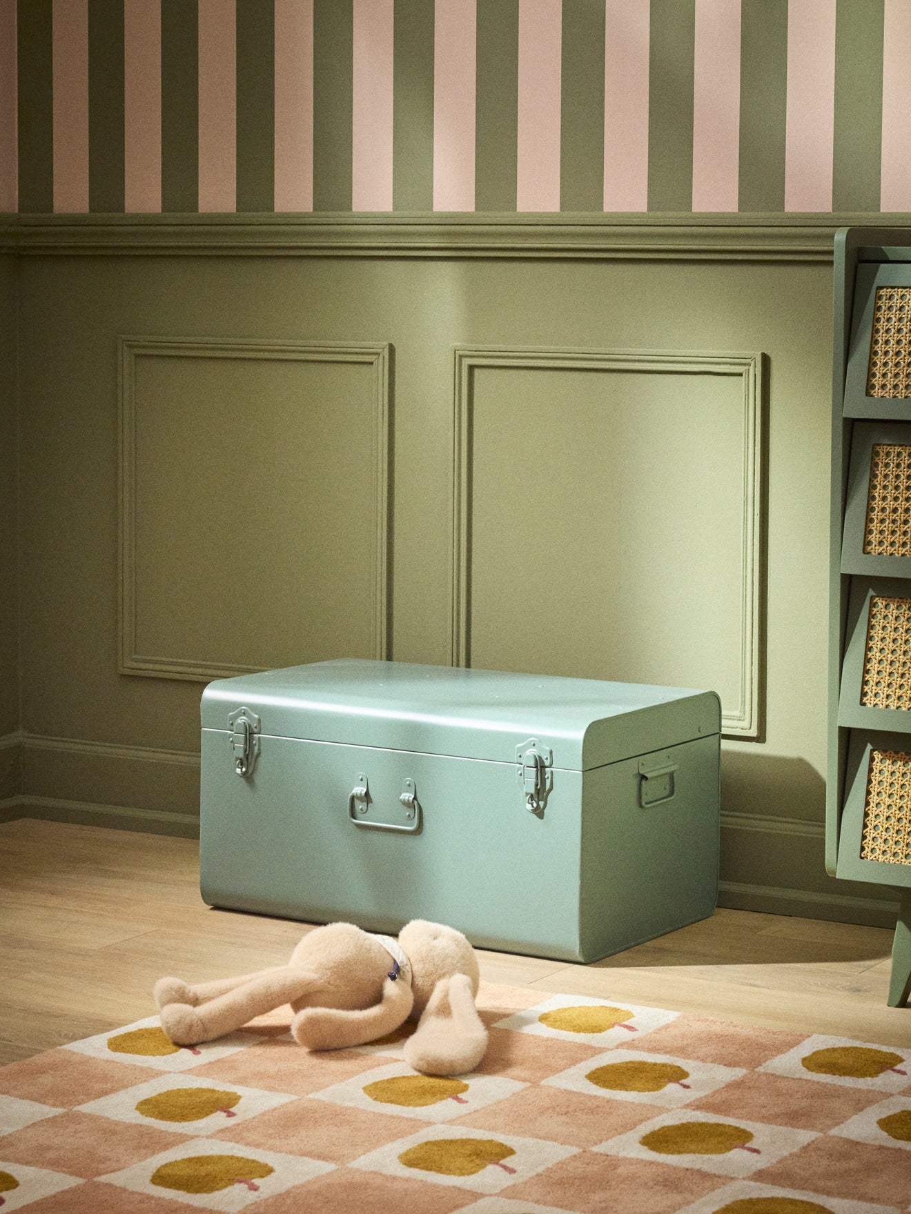 Aufbewahrungstruhe aus Metall