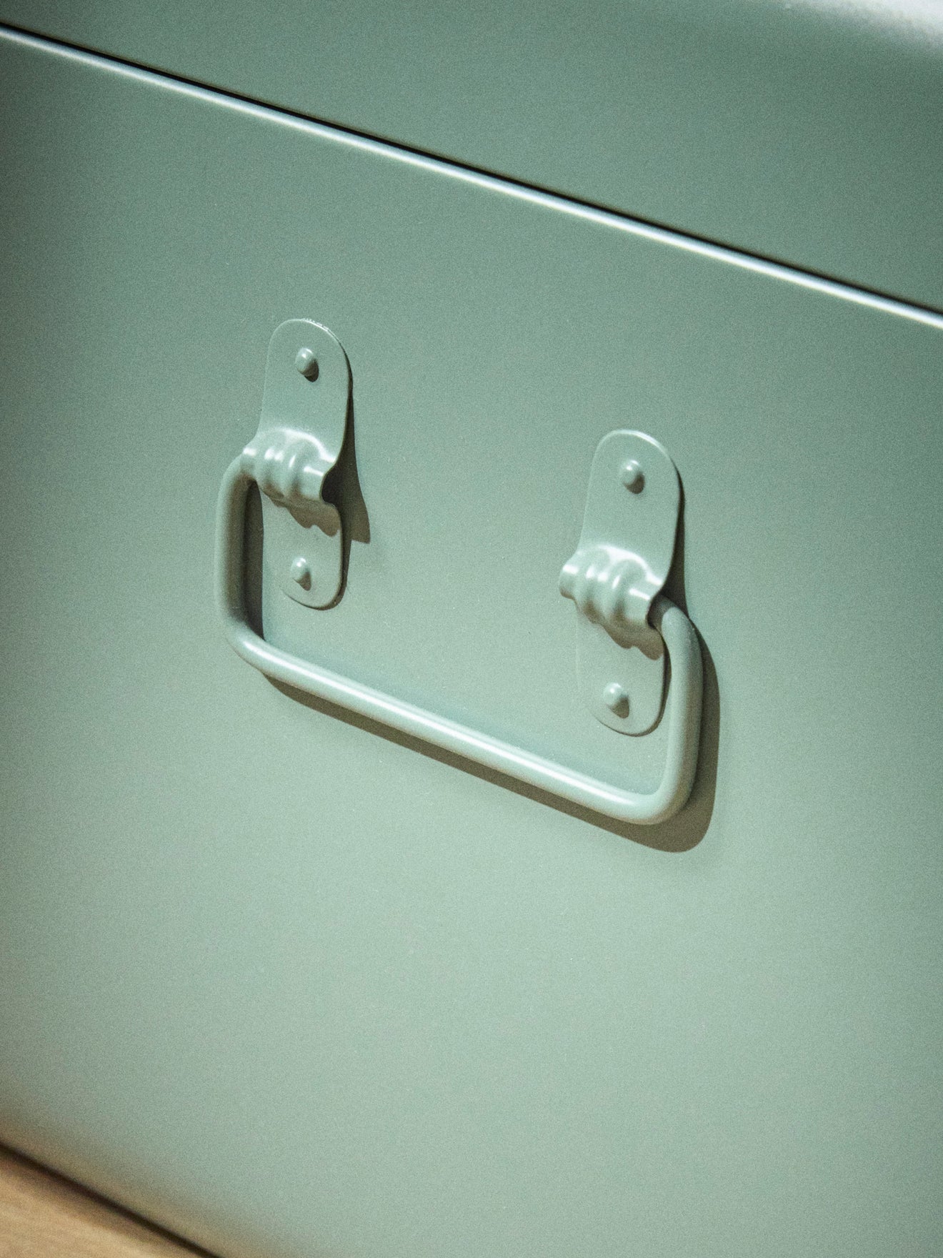 Aufbewahrungstruhe aus Metall