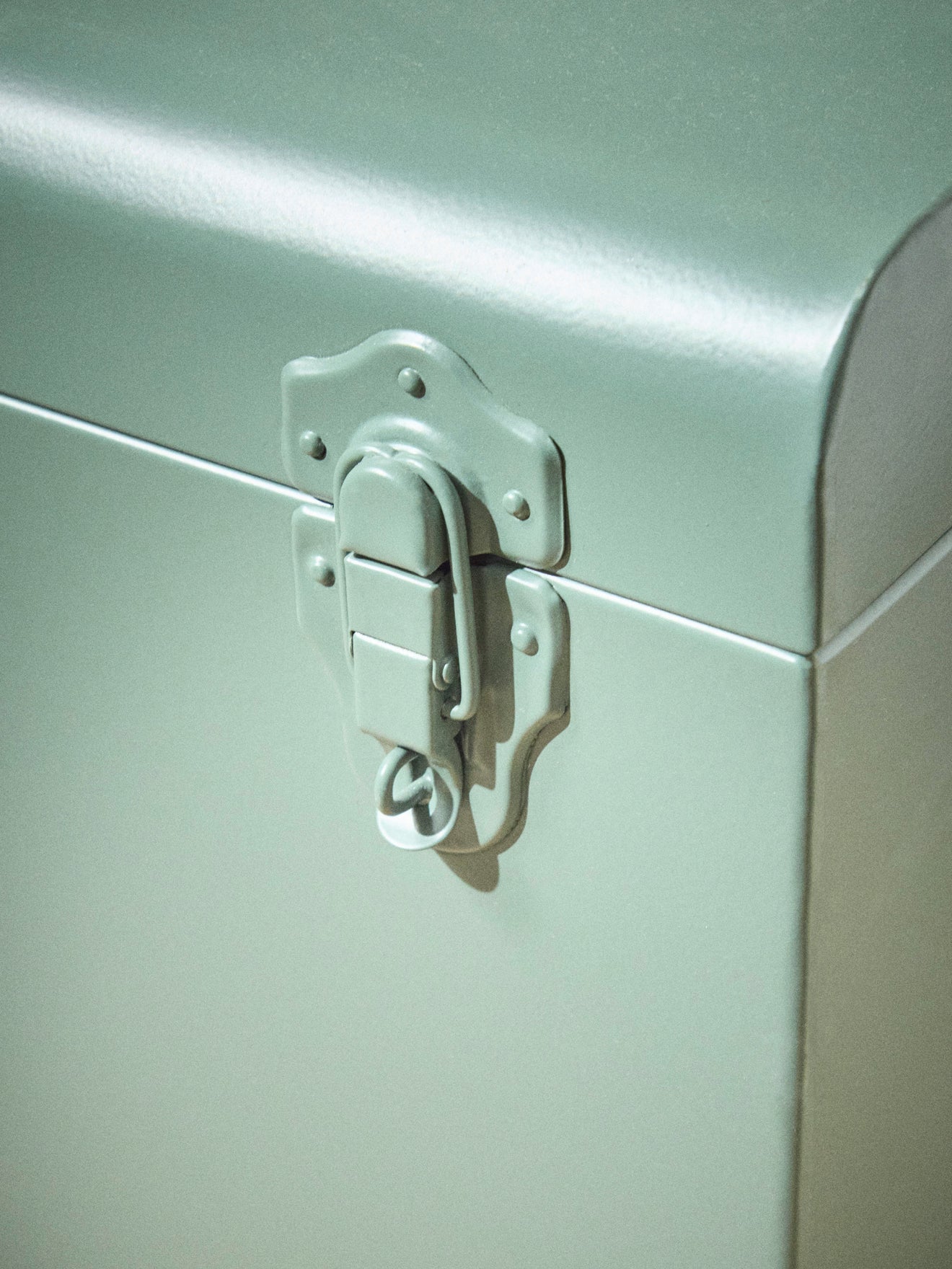 Aufbewahrungstruhe aus Metall