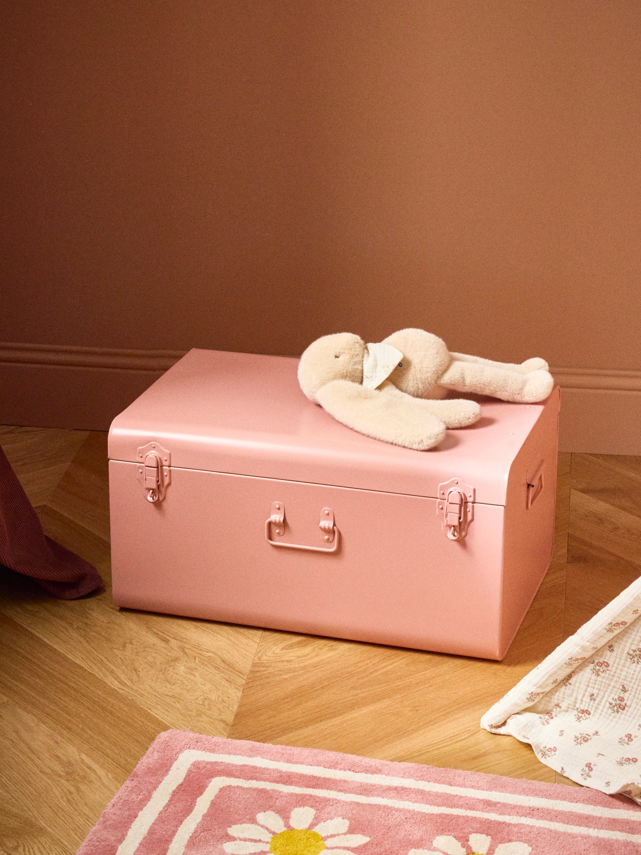 Aufbewahrungstruhe aus Metall